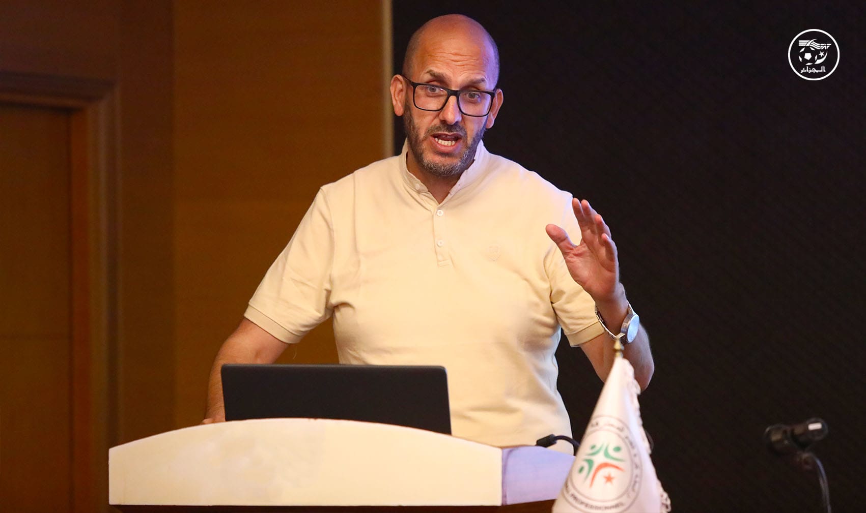 Halim Djendoubi lors d'une intervention à une conférence sportive.