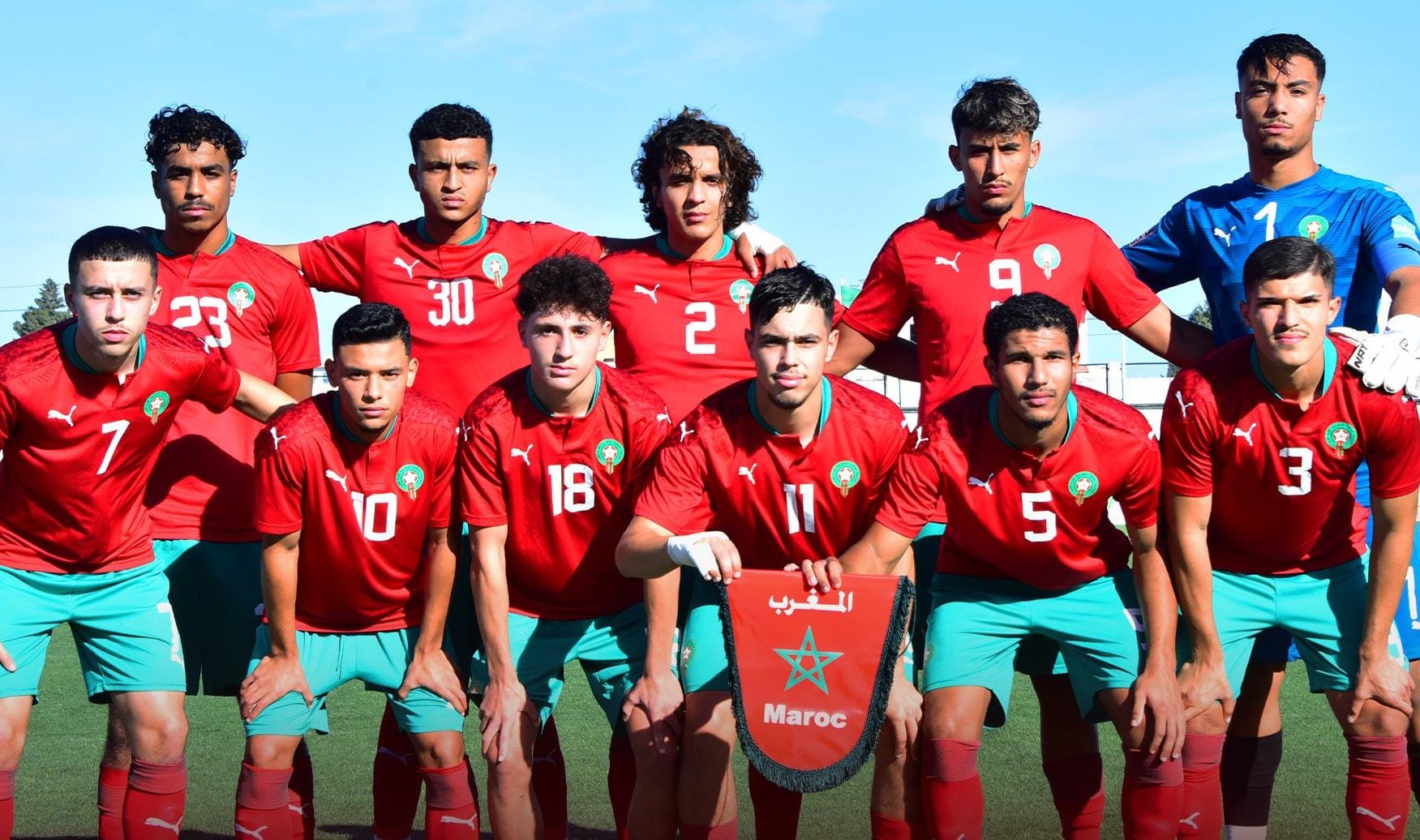 Groupe de jeunes joueurs marocains lors d'un match de football.