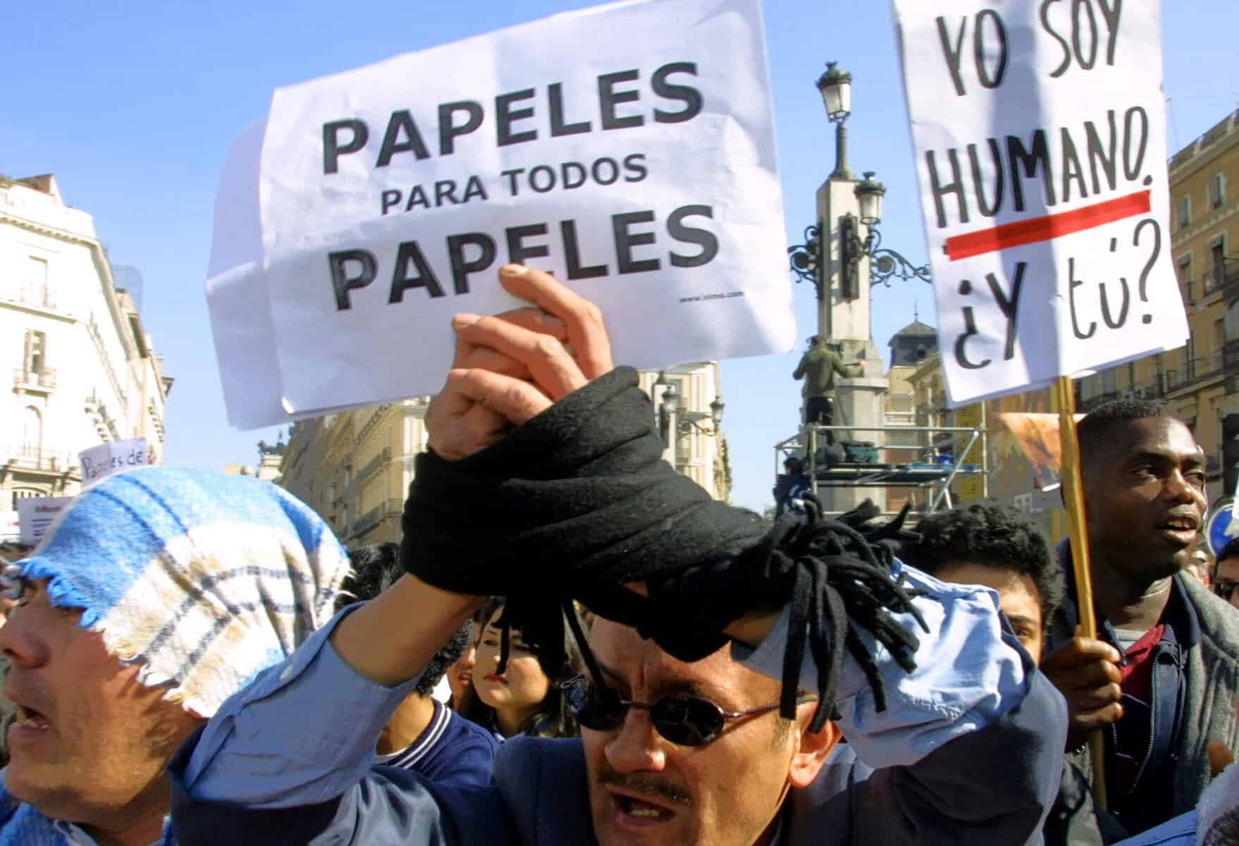 Manifestants demandant des papiers pour tous lors d'une manifestation en Espagne.