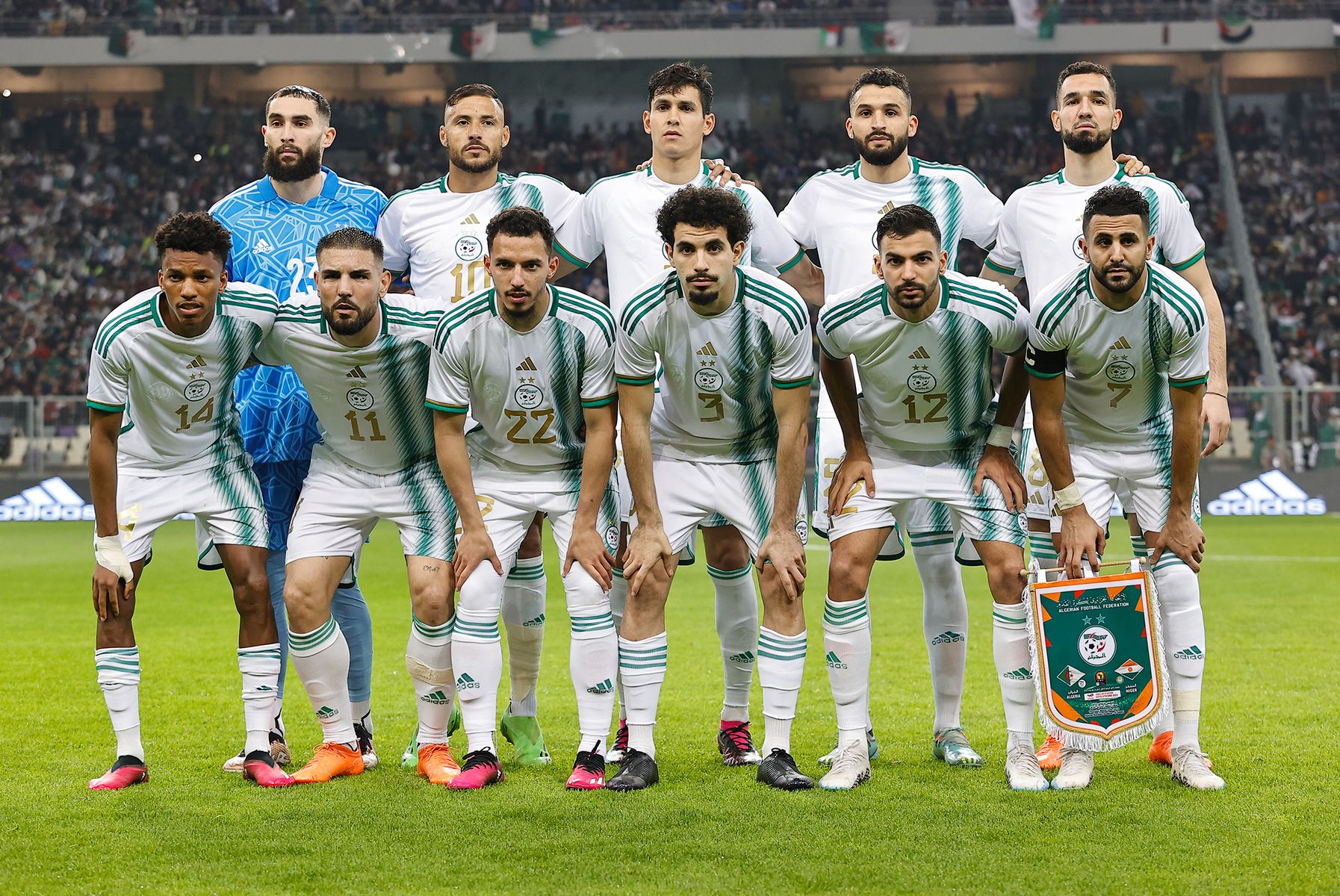 Les joueurs de l'équipe d'Algérie en tenue officielle sur le terrain.