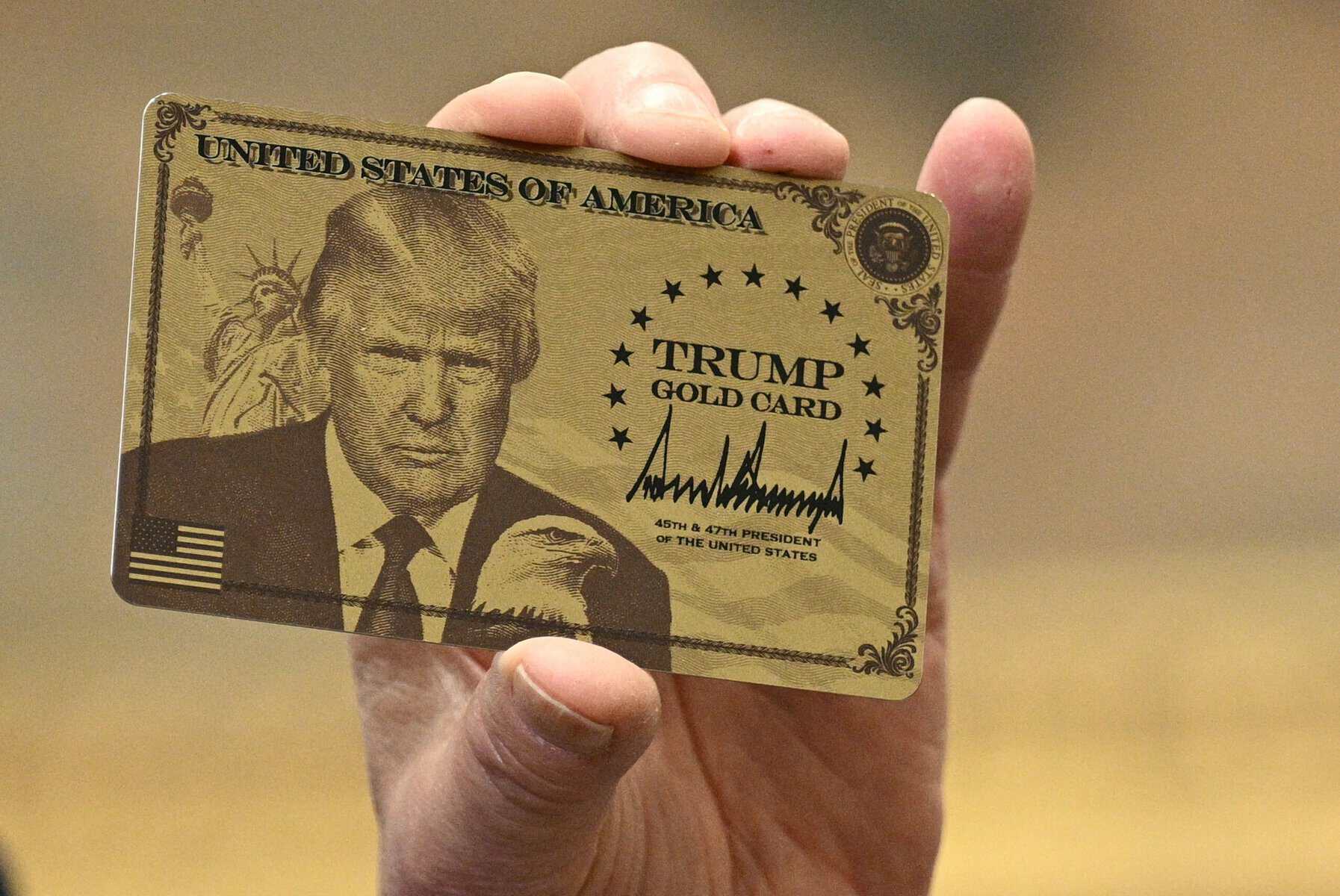 Carte Gold Trump USA avec design de dollar et signature.