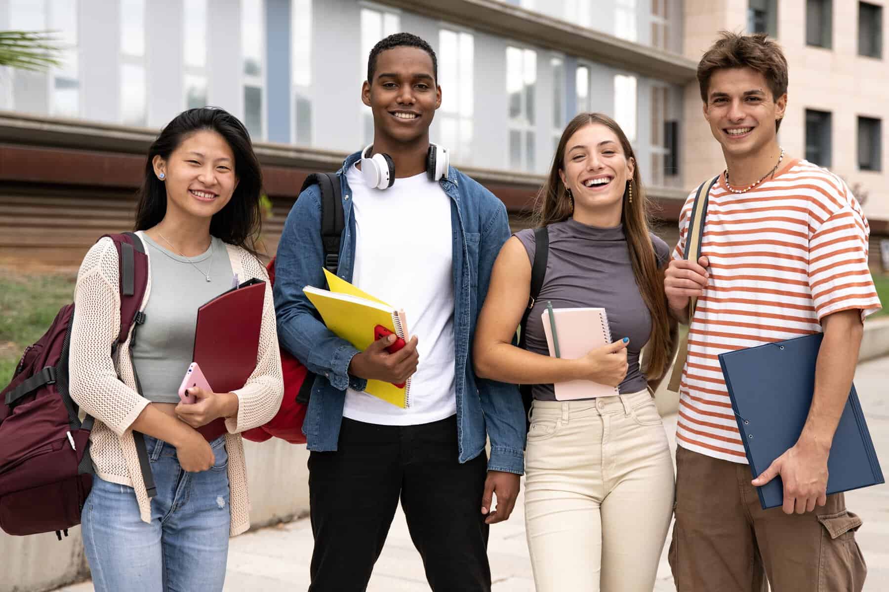 Groupe d'étudiants divers avec livres et sacs à dos en ville.