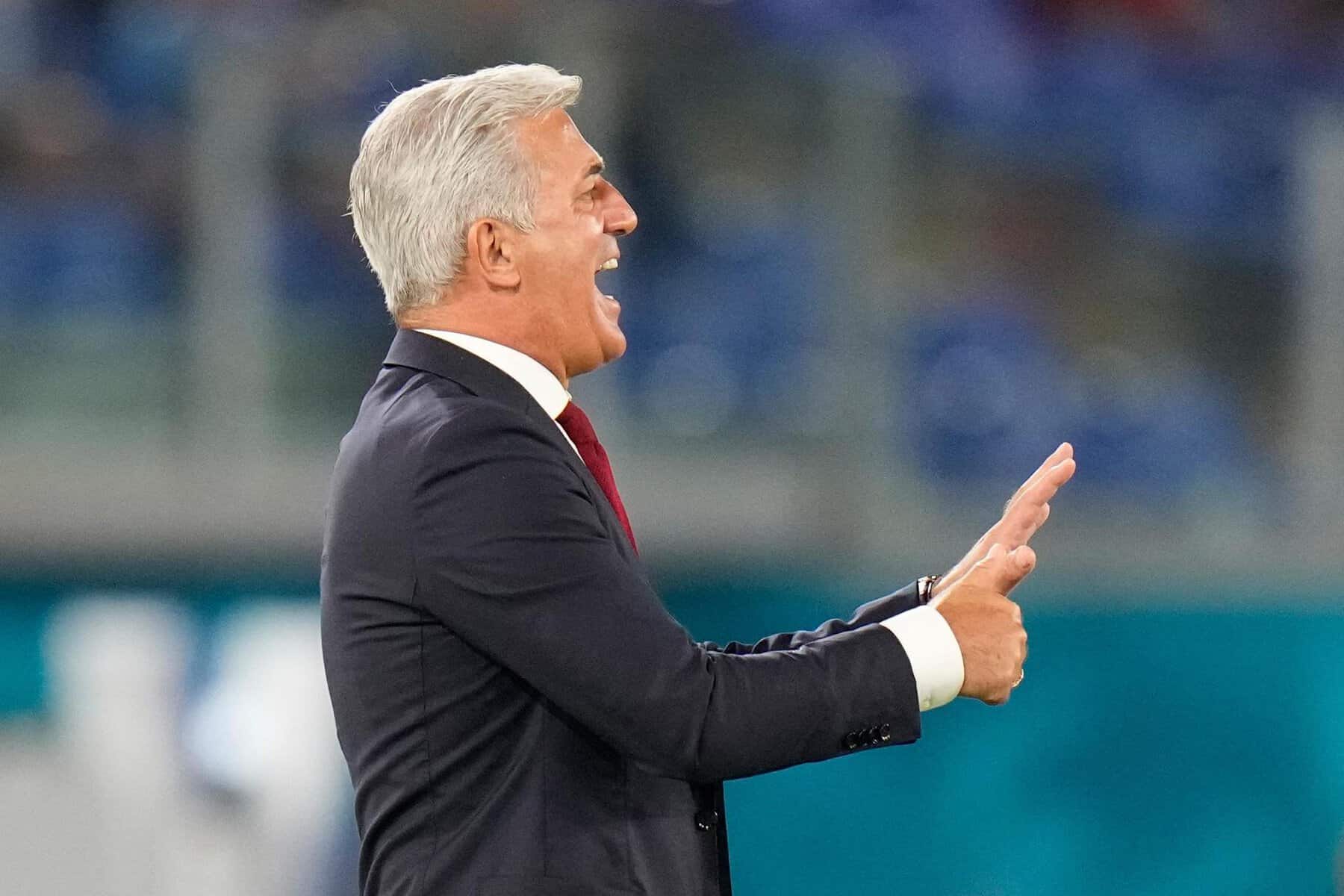 Vladimir Petkovic donne des instructions lors d'un match de football.