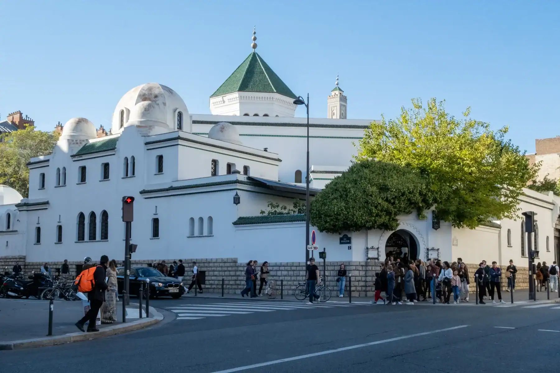 Mosquée historique avec minarets dans le centre-ville de Tunis.