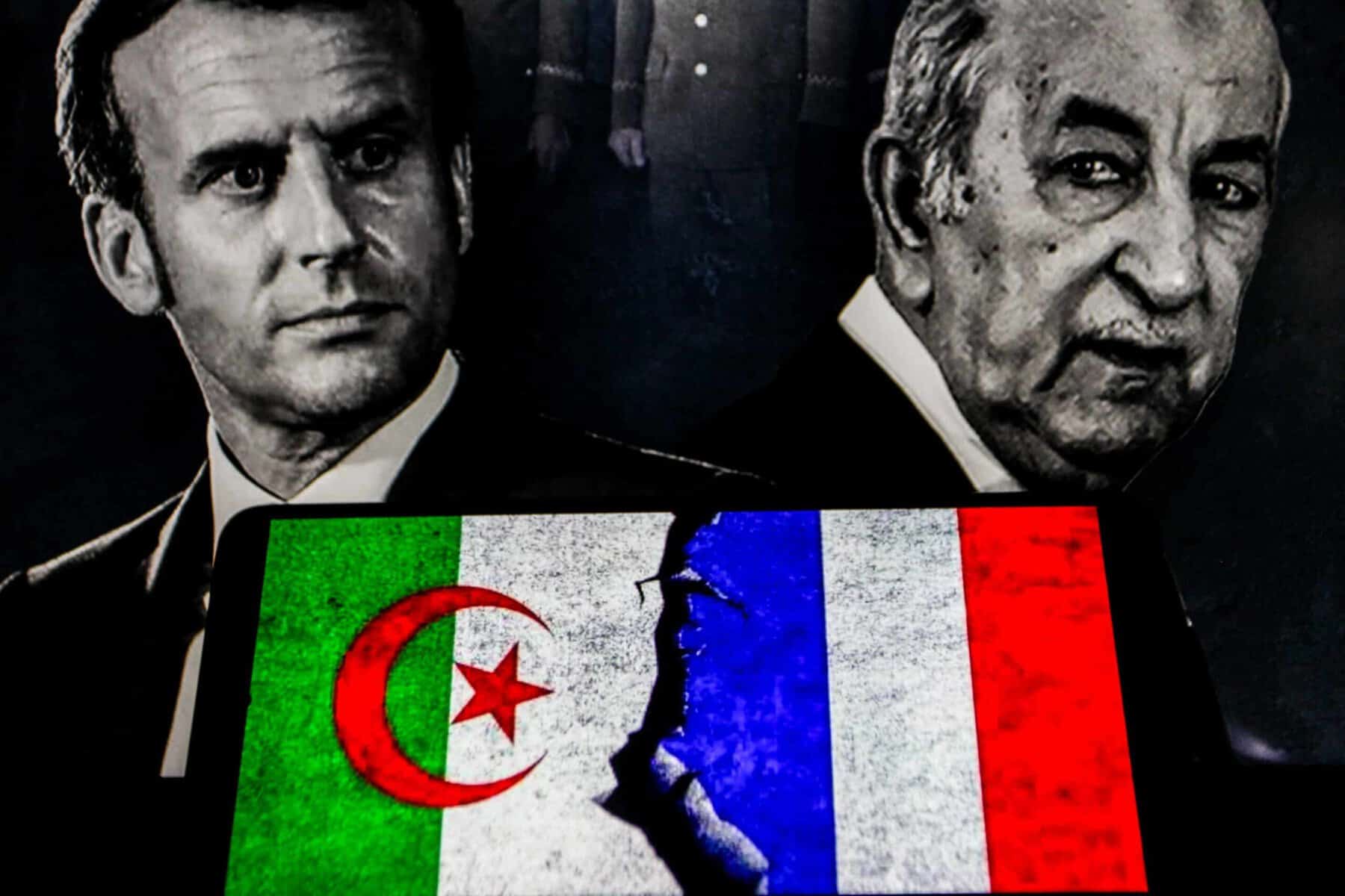Image de deux hommes politiques avec drapeaux Algérie et France.