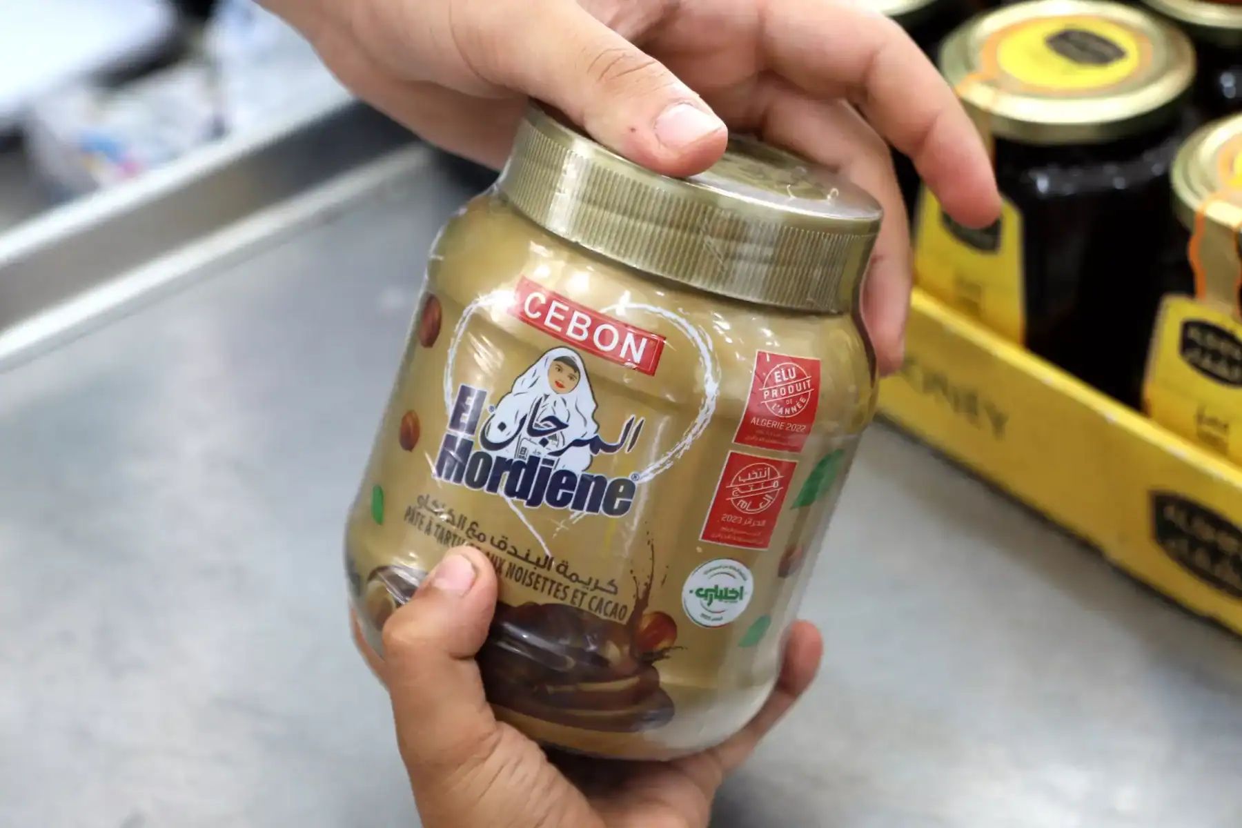 Pâte de dattes Cebon Nourdine dans un pot en plastique.