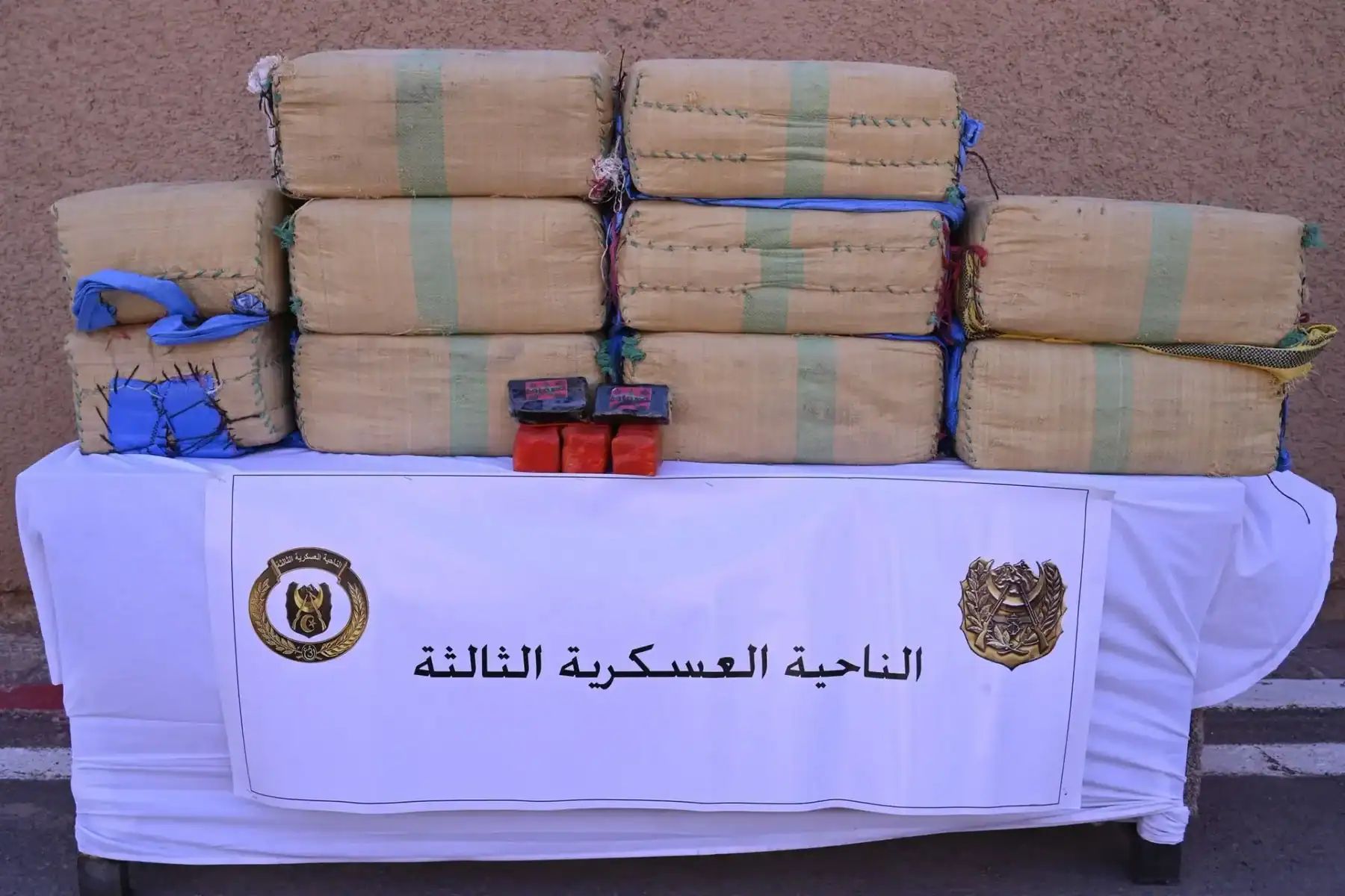 Saisie de drogue par l'armée algérienne, sacs de drogue sur une table.