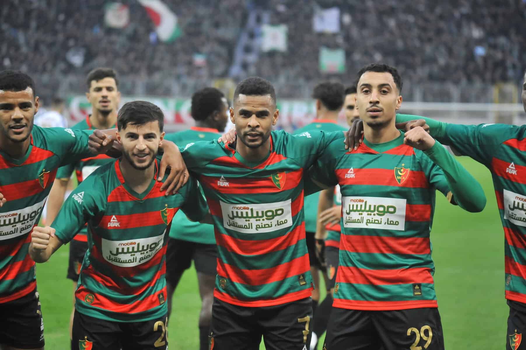 Joueurs du Mouloudia lors d'un match contre l'équipe d'Algérie.