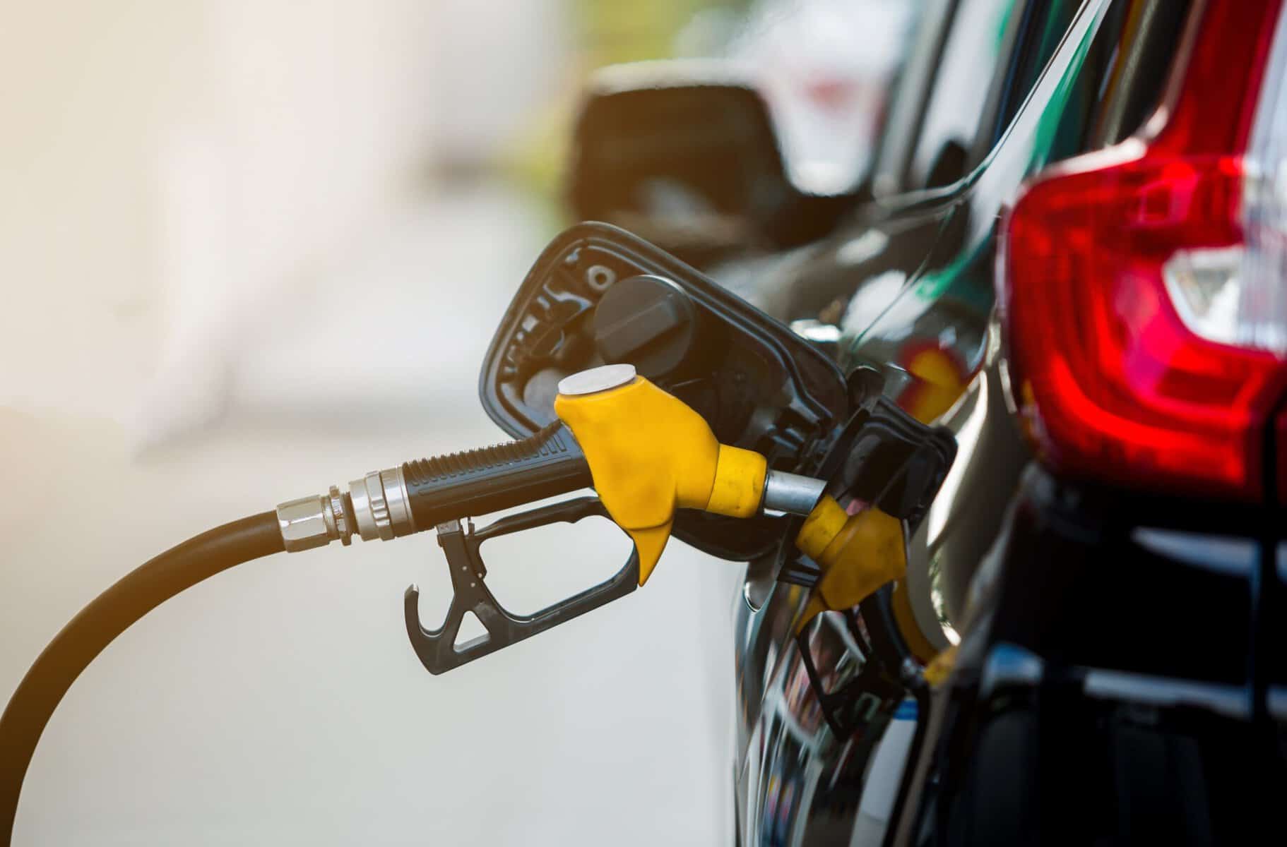 Pompe à carburant diesel sur une voiture noire.