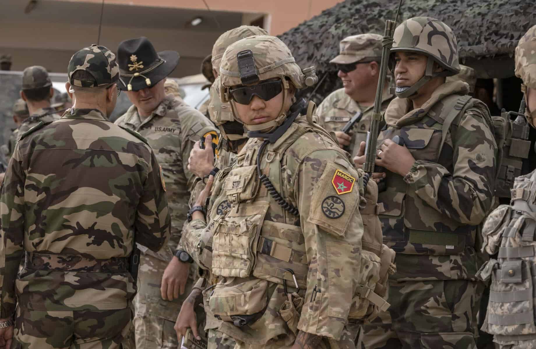 Soldats américains en uniforme dans une zone militaire au Maroc.