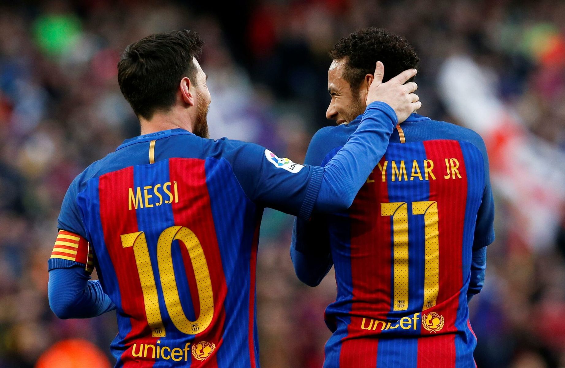 Messi et Neymar en action lors d'un match de football.