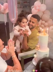 Mahrez fête l'anniversaire de sa fille Mila avec des ballons et un gâteau.