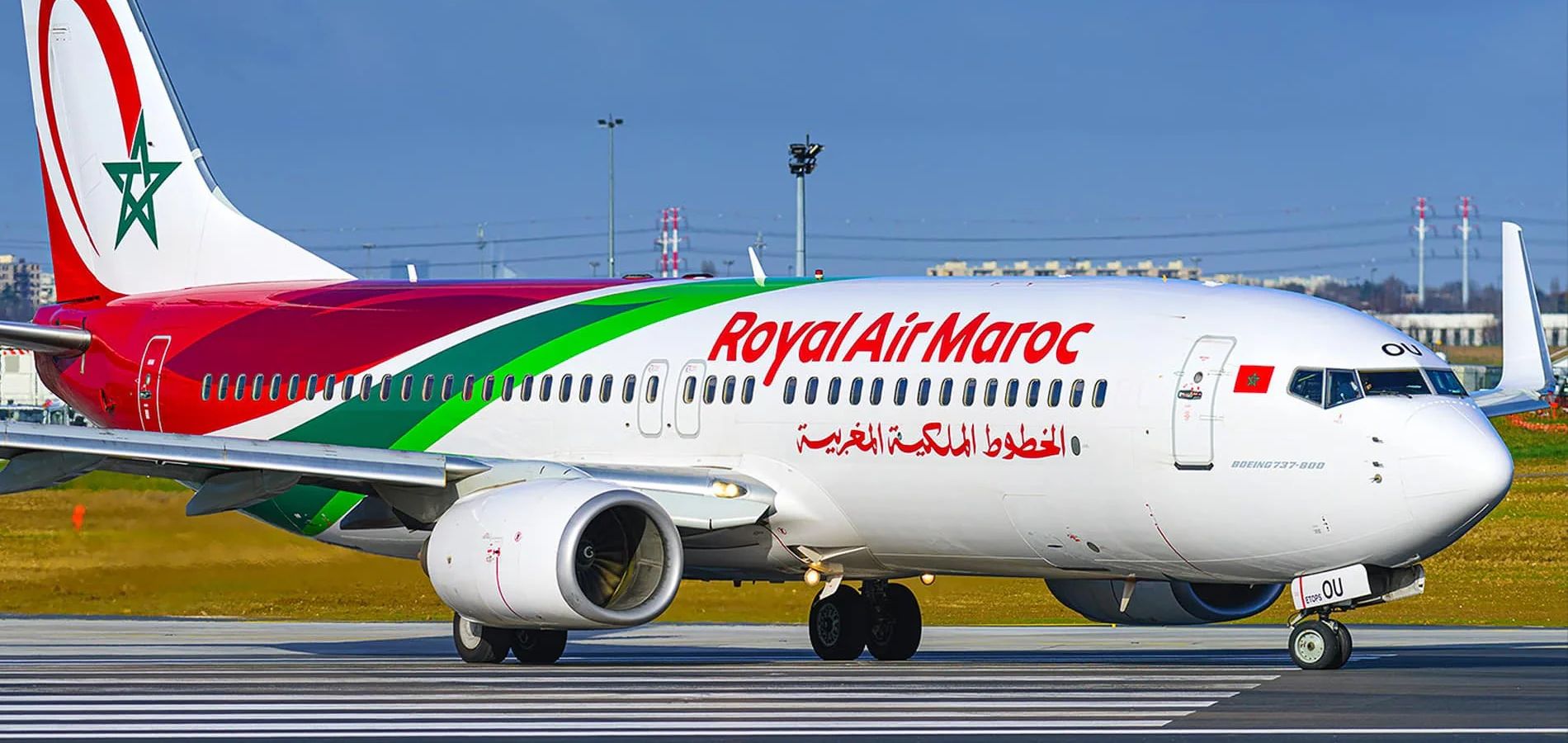 Avion de Royal Air Maroc sur le tarmac avec logo visible.