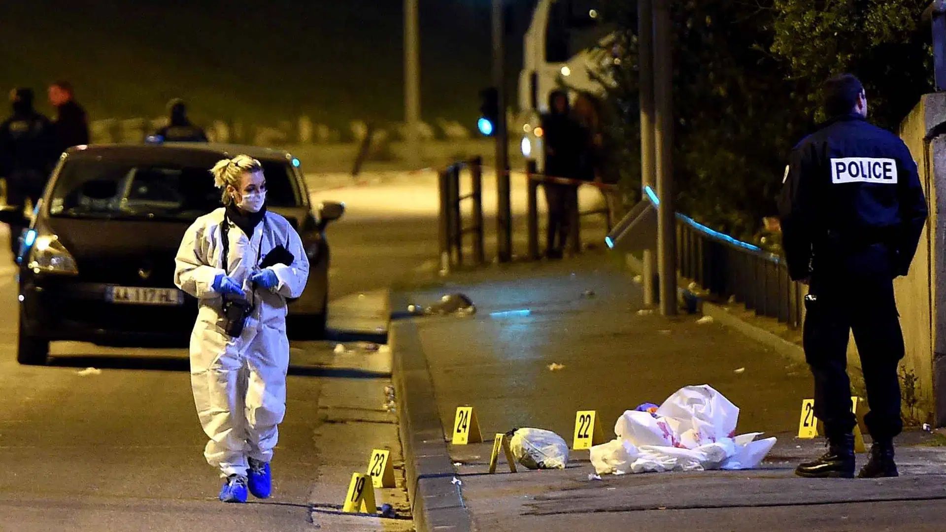 Enquête policière sur une scène de crime à Poitiers la nuit.
