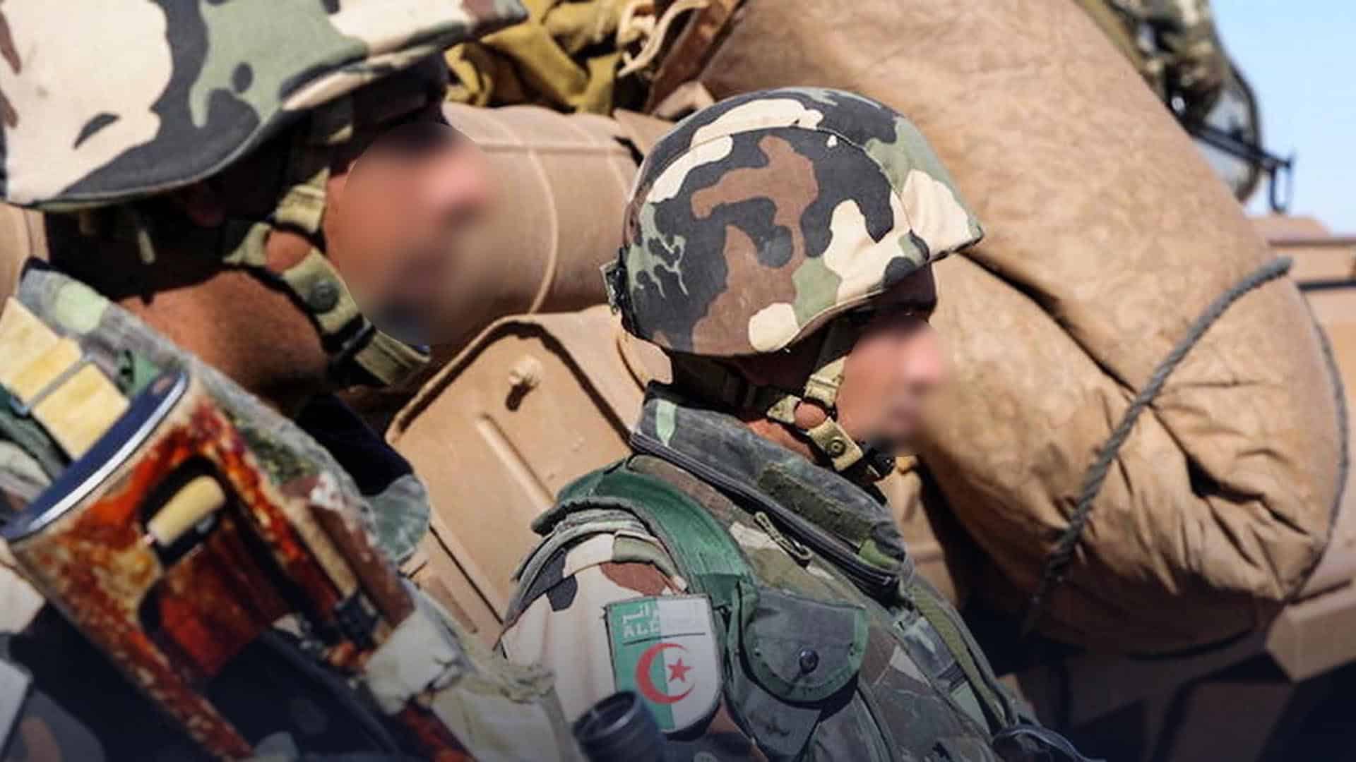 Soldats en uniforme militaire avec équipement en Algérie.