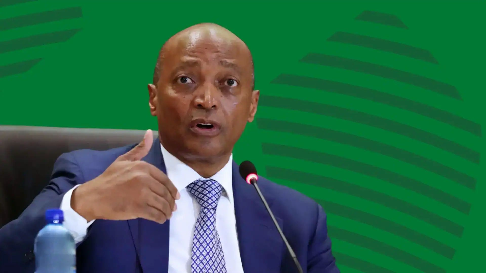 Motsepe en conférence, discutant de la décision de la CAF.