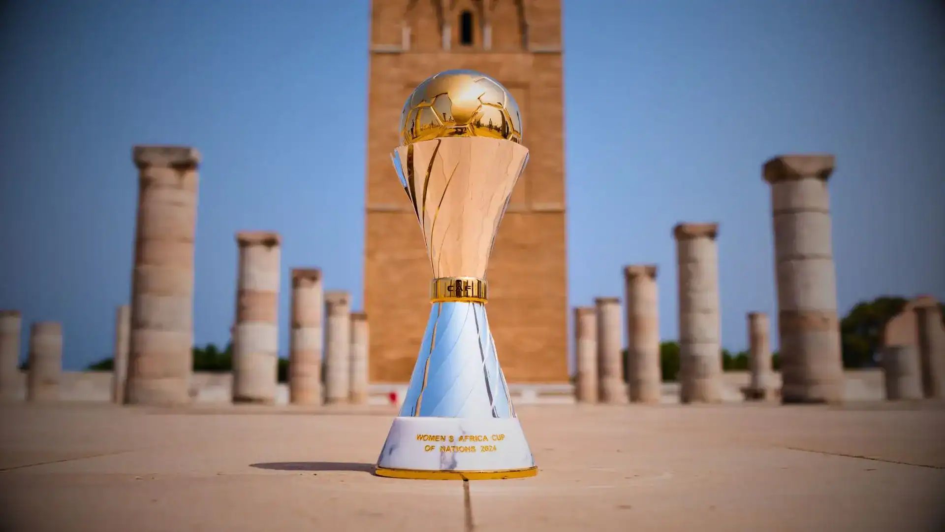 Trophée de la CAN 2024 devant un monument historique marocain.