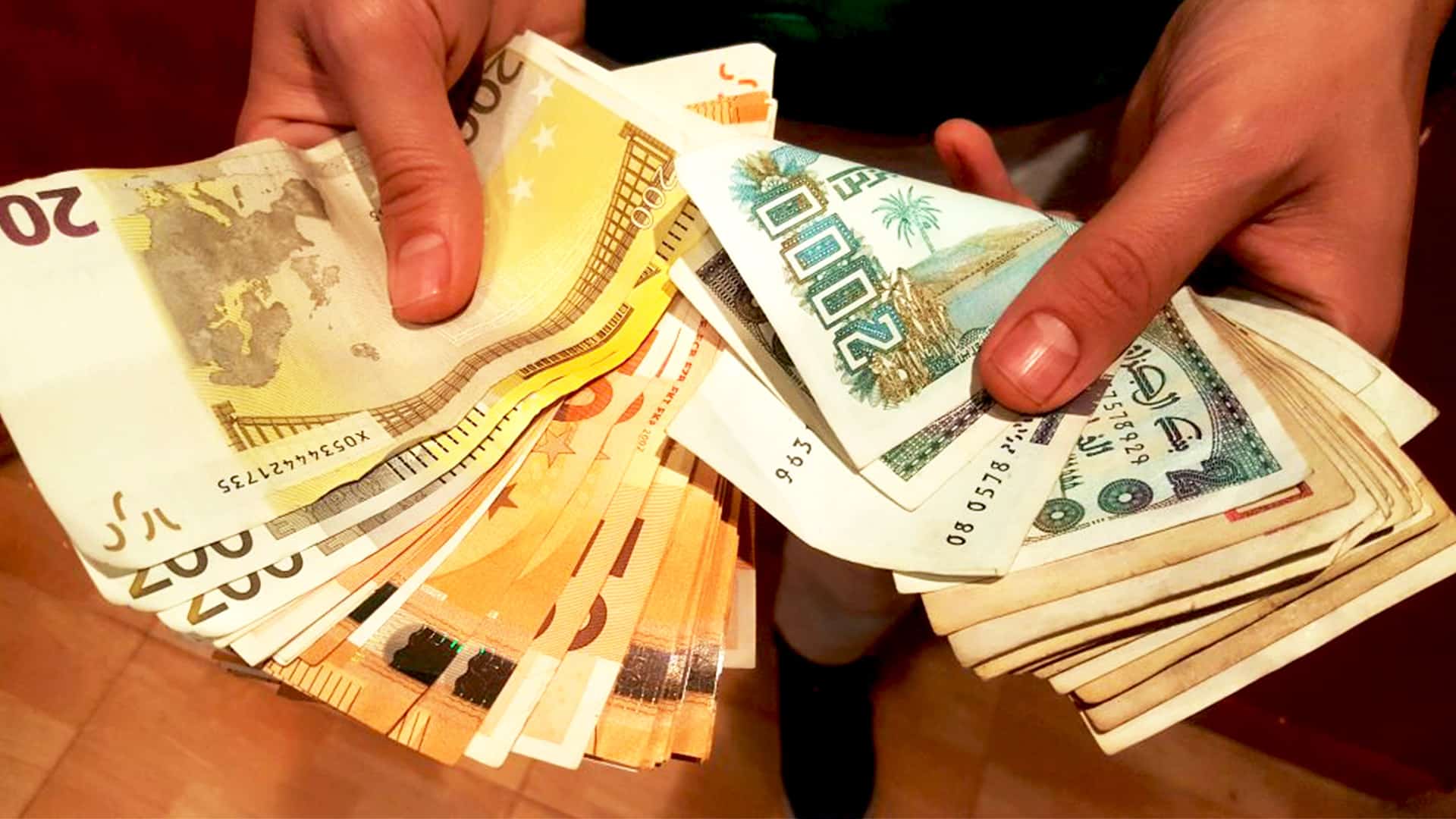 Main tenant des billets de banque algériens de différentes denominations.