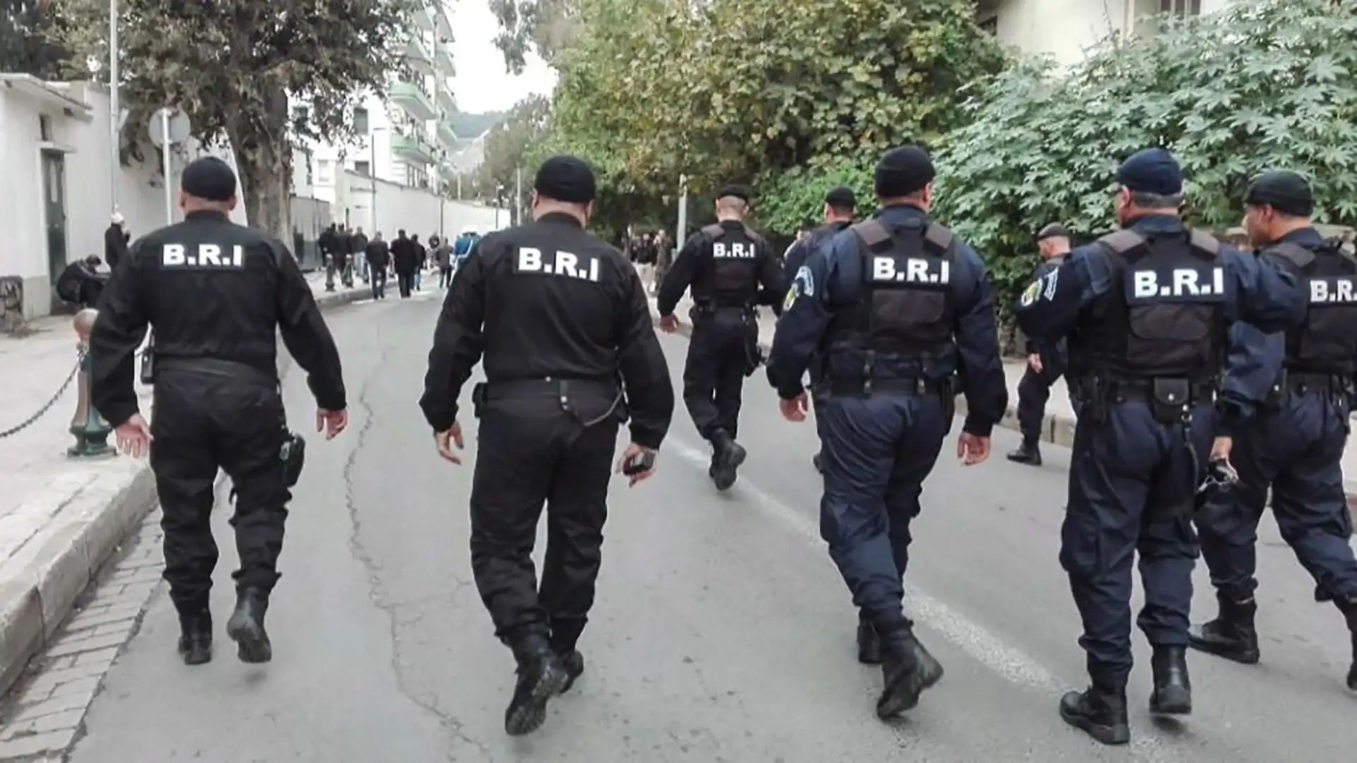 Policiers de la BRI en patrouille lors d'une opération en Algérie.