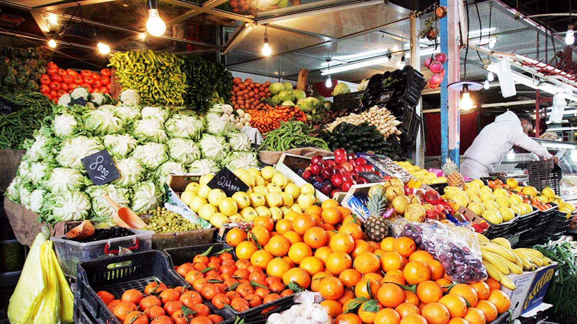 Variété de légumes frais au marché en Algérie.