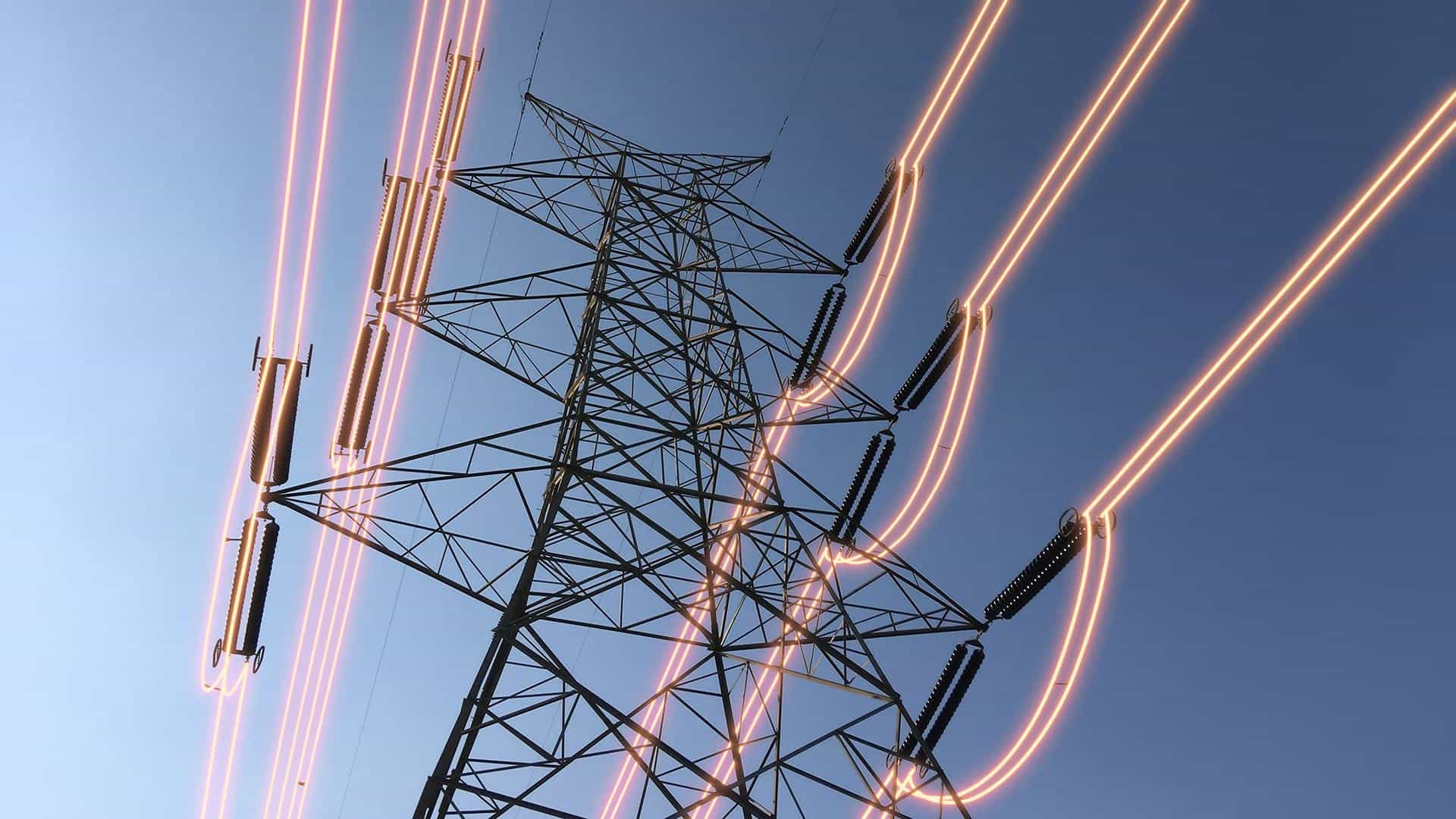 Pylône électrique en Algérie avec lignes à haute tension.