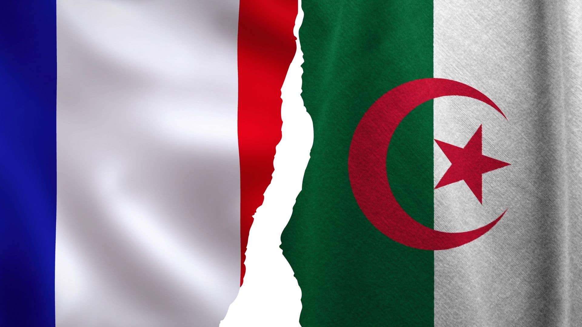 Drapeaux de la France et de l'Algérie côte à côte, symbolisant leur relation.
