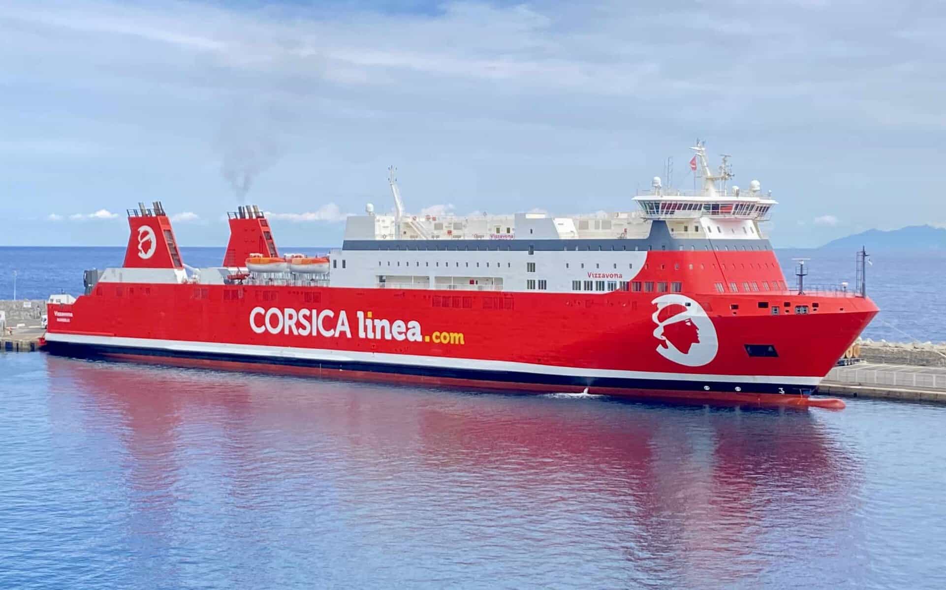 Ferry Corsica Linea rouge en mer près du port.