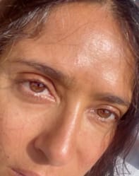 Salma Hayek sans maquillage, visage naturel et peau éclatante.