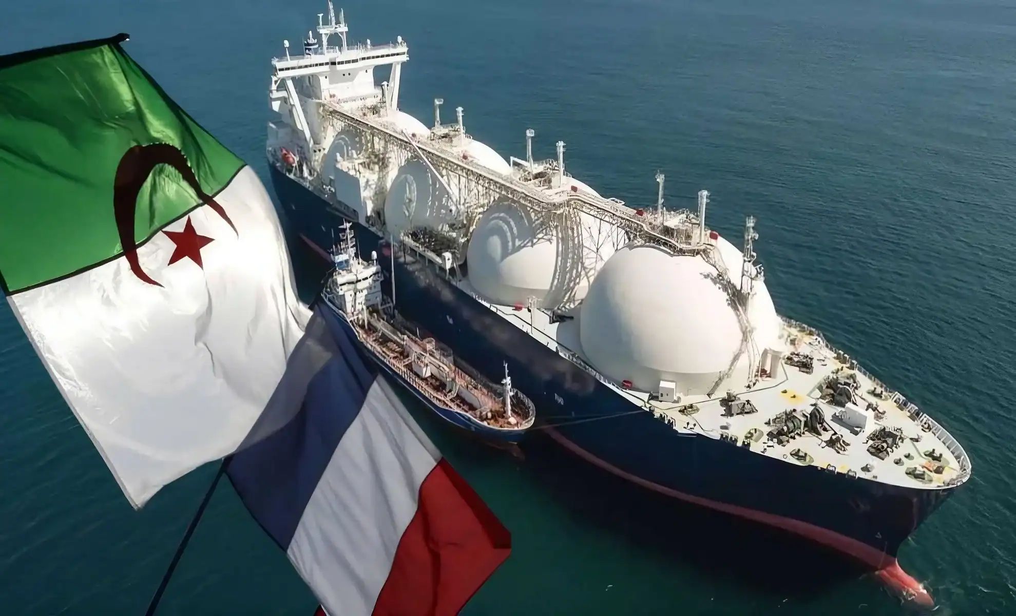 Navire de gaz naturel liquéfié avec drapeaux algérien et français.