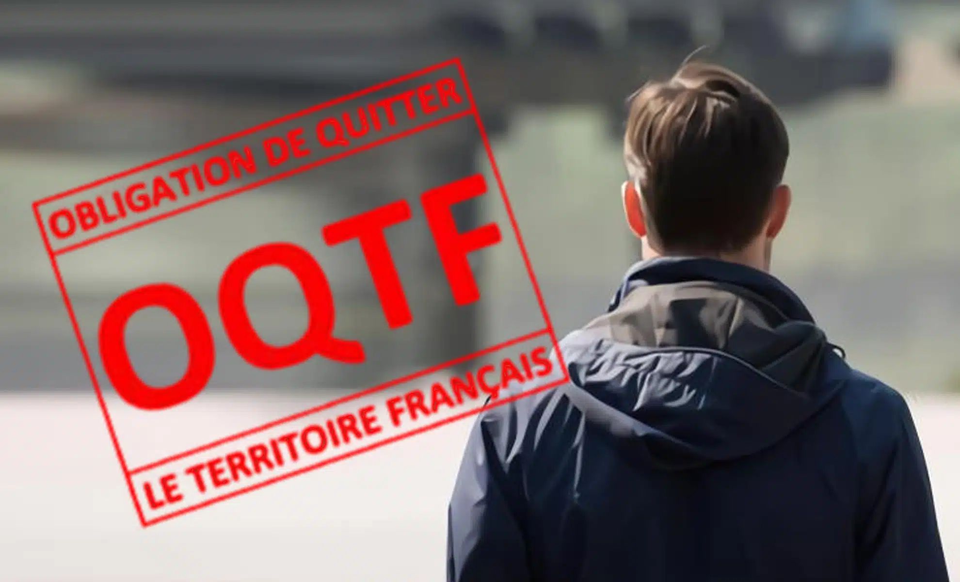 Jeune homme regardant un panneau OQTF en France.