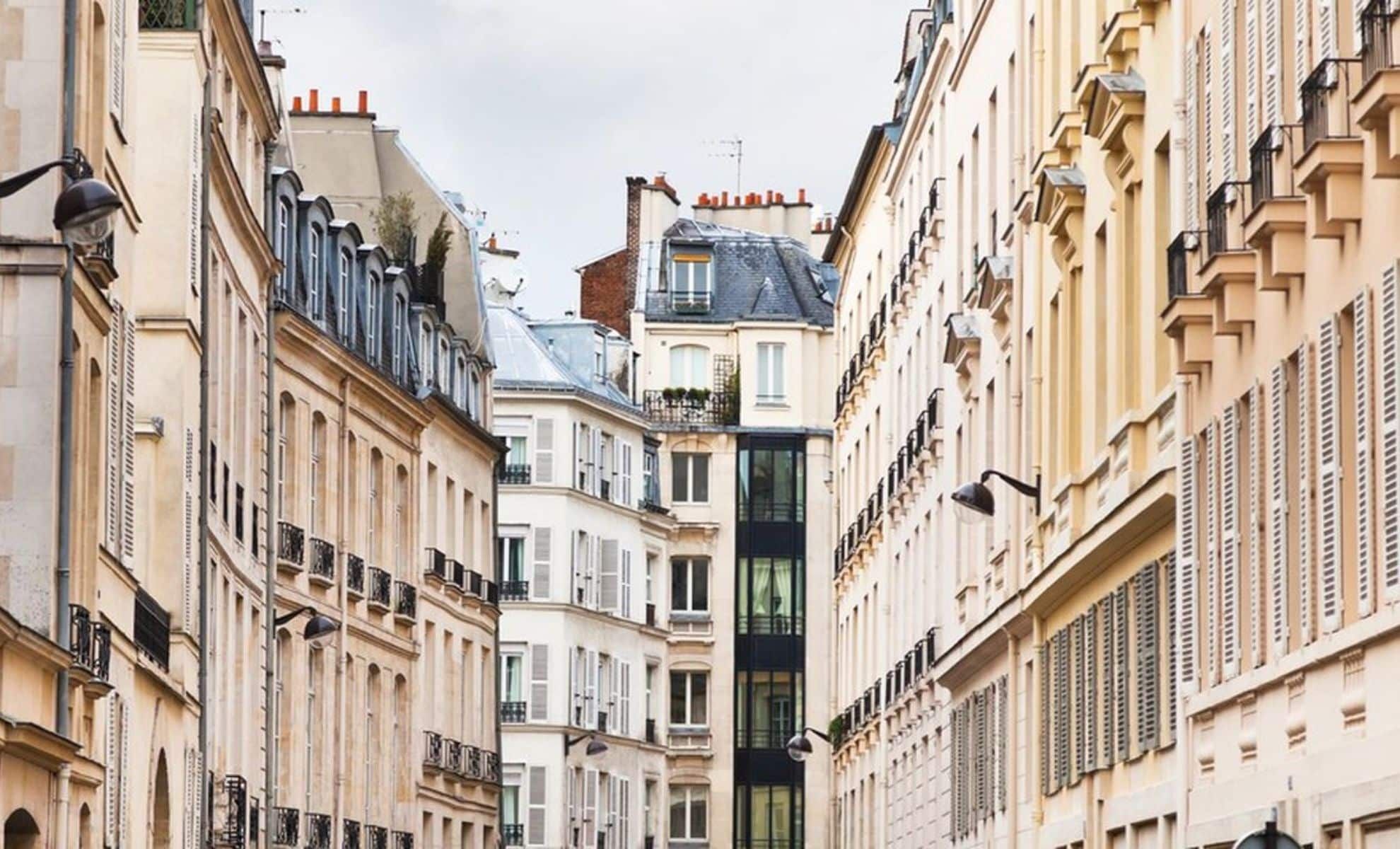 Vue d'immeubles anciens dans un quartier de Paris, France.