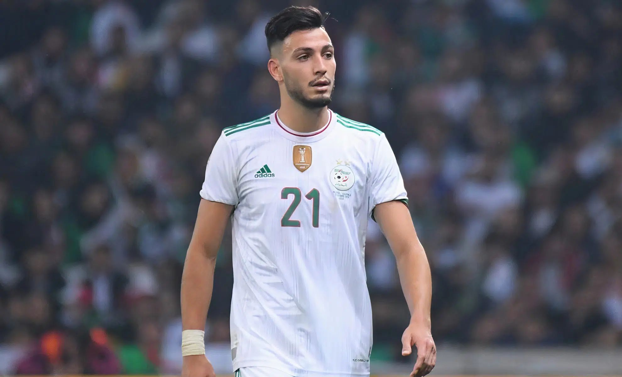 Ramy Bensebaïni, joueur algérien, sur le terrain de football.