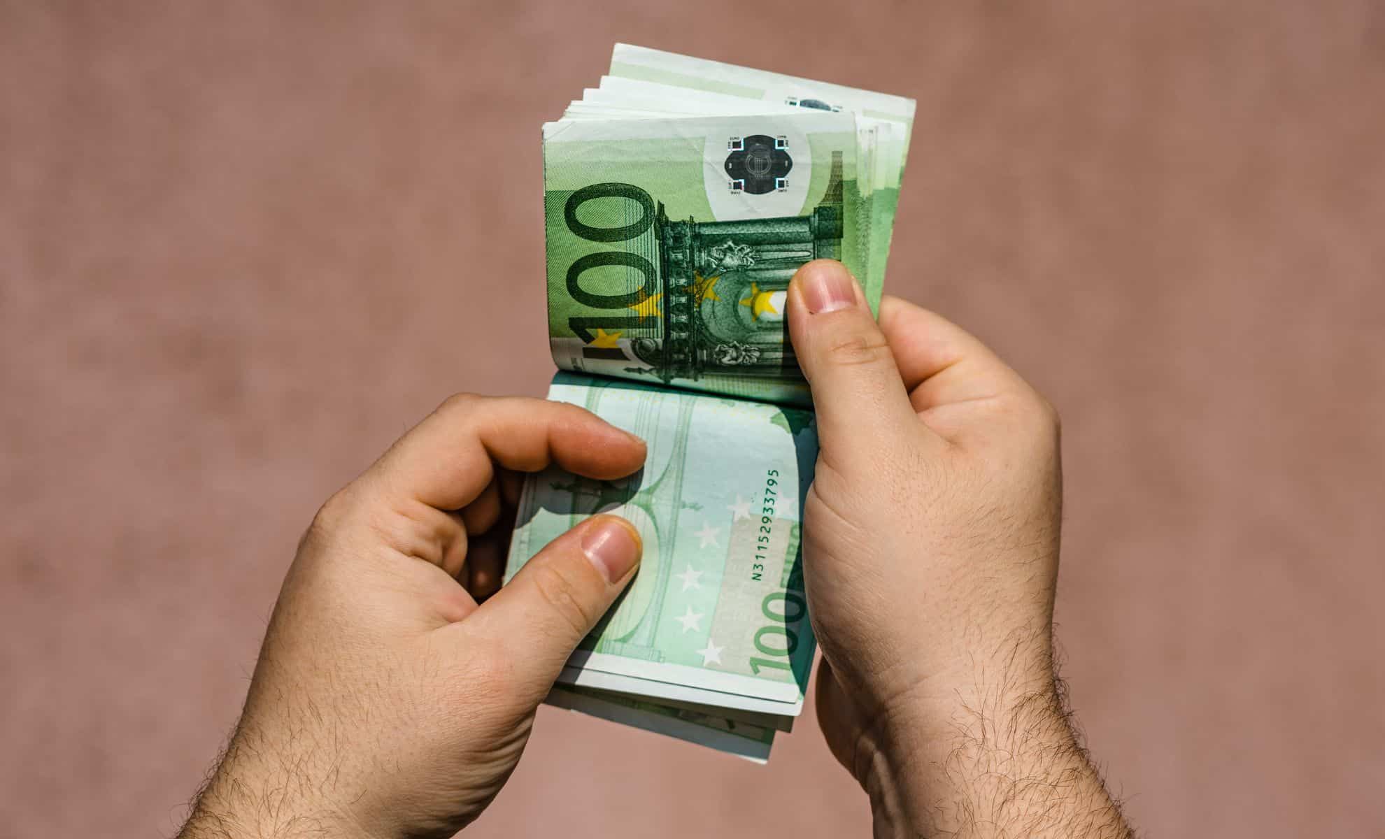 Pourquoi l’euro chute encore face au dinar algérien