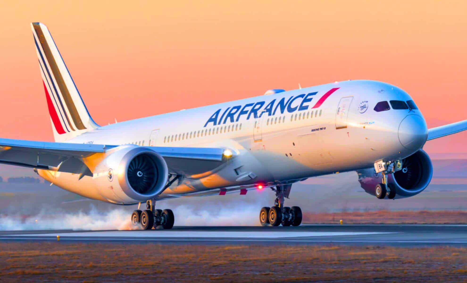 Avion Air France prêt à décoller vers l'Algérie au coucher du soleil.