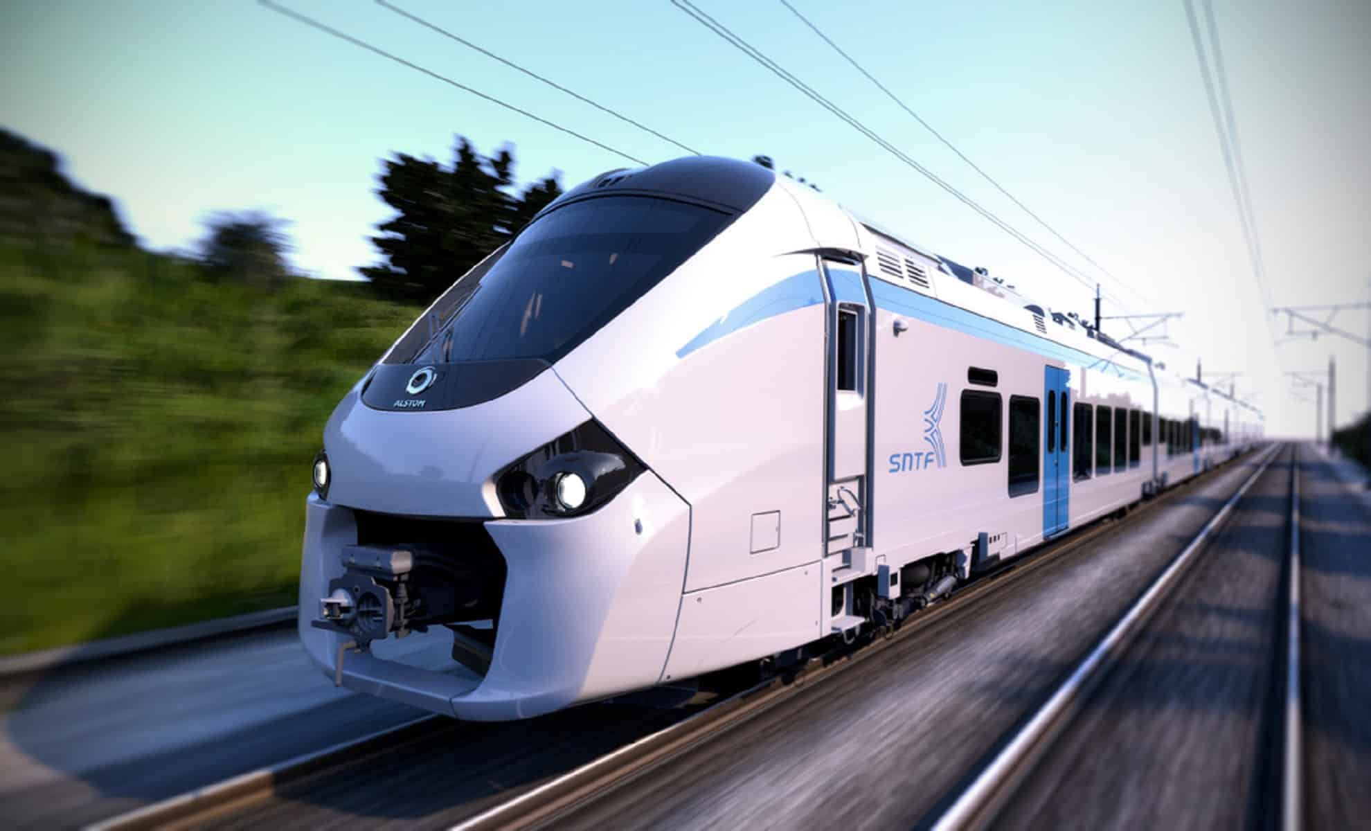 Train moderne en déplacement rapide sur voie ferrée en Algérie.