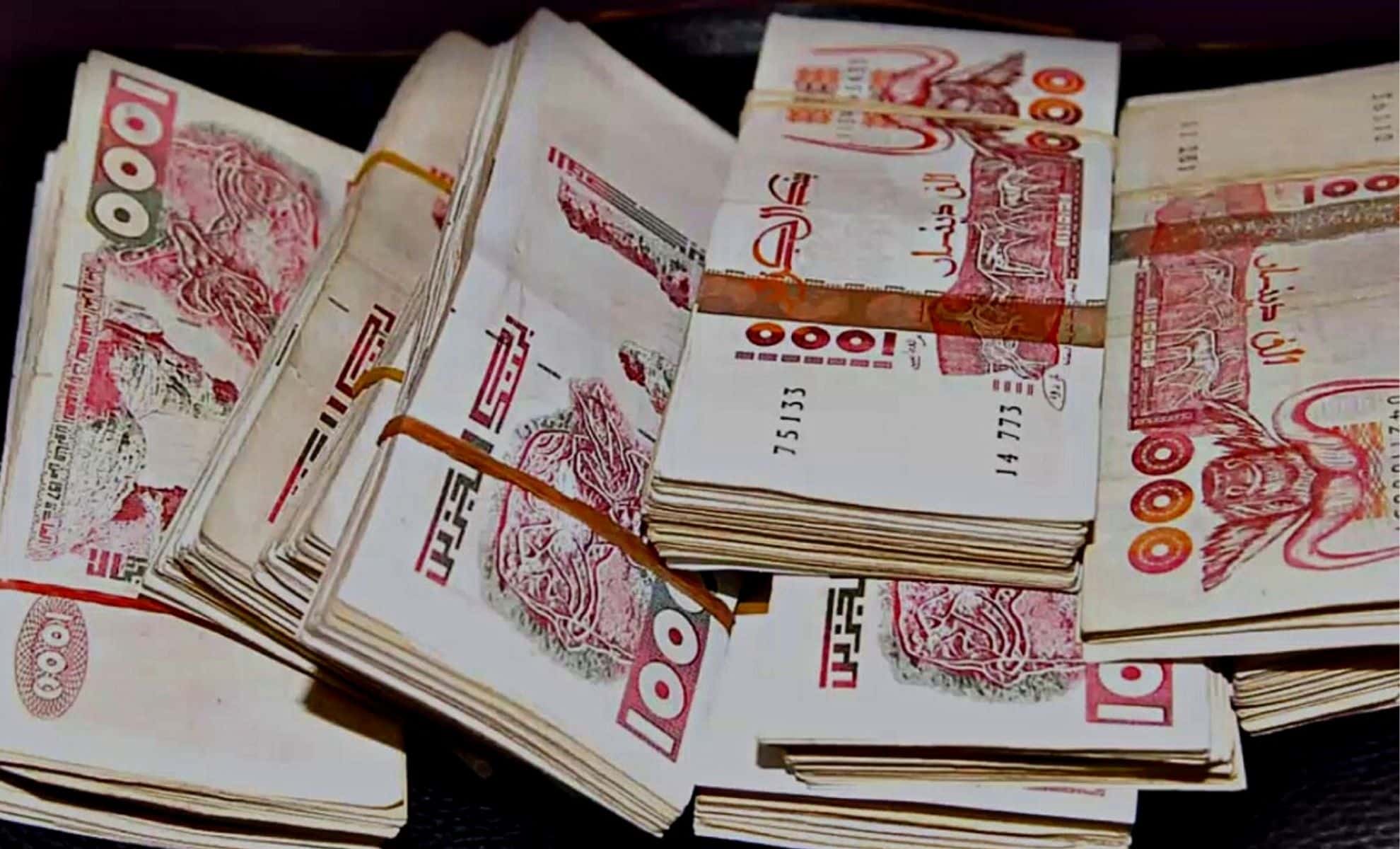 Fonds en dinars algériens empilés pour récupération de fonds.