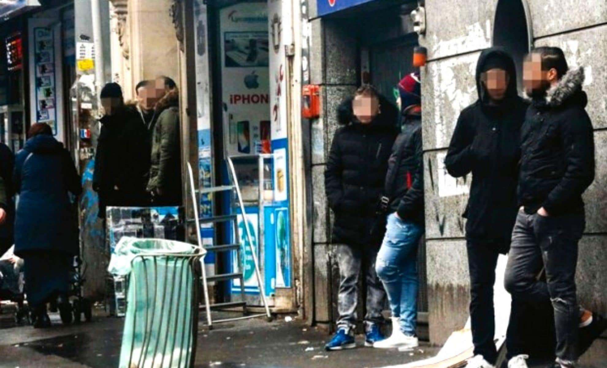 Gens faisant la queue devant un bureau de régularisation à l'étranger.
