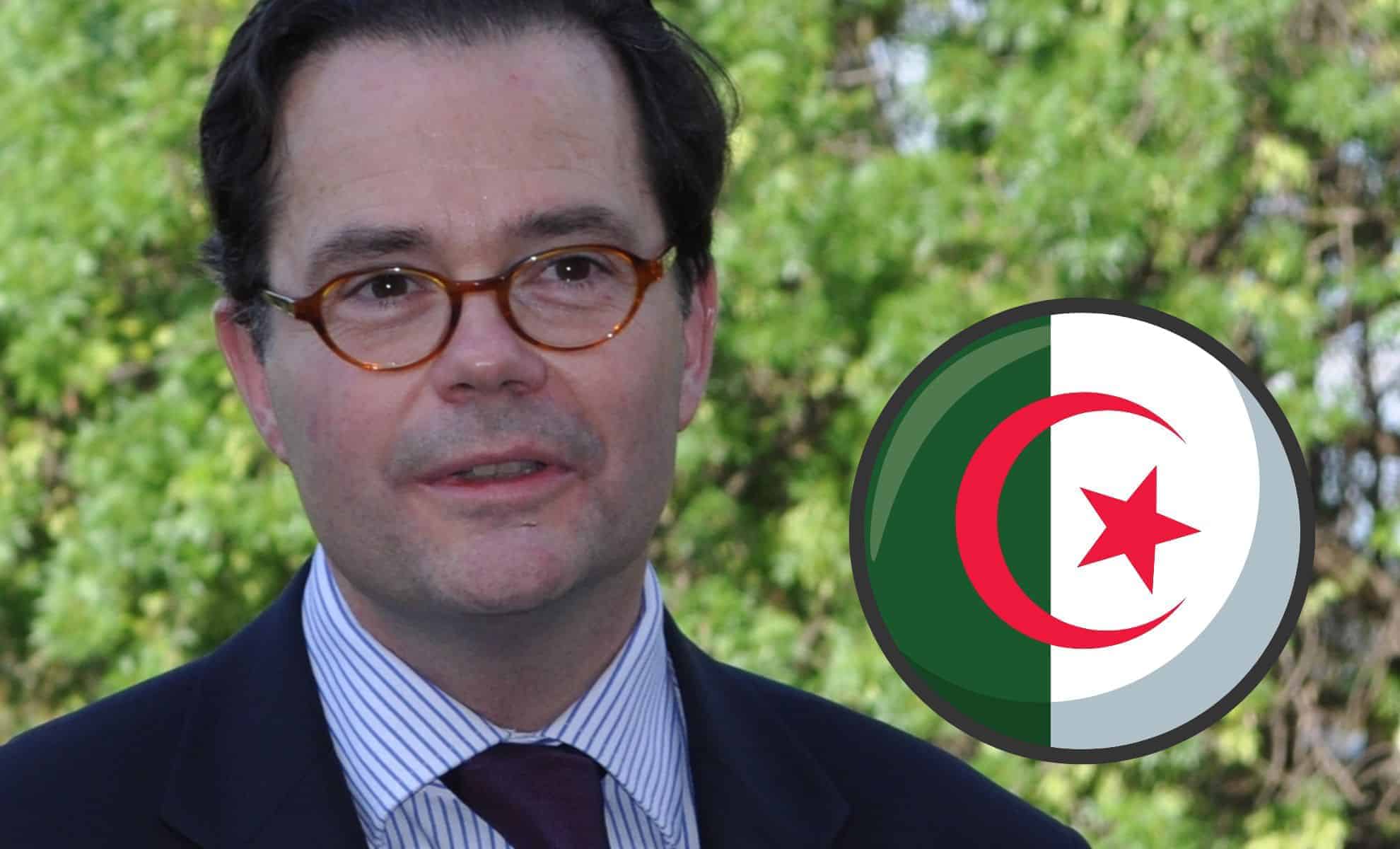 Stéphane Romatet avec le drapeau algérien en arrière-plan.