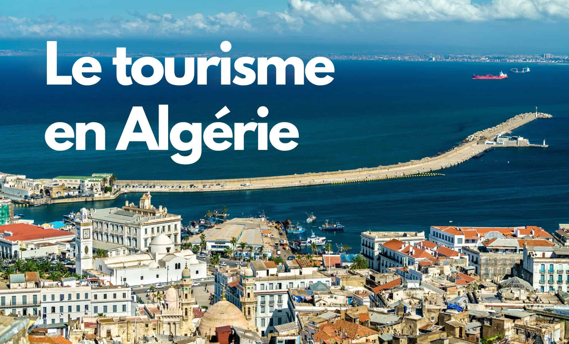 Vue panoramique de la côte d'Algérie avec port et bâtiments historiques.