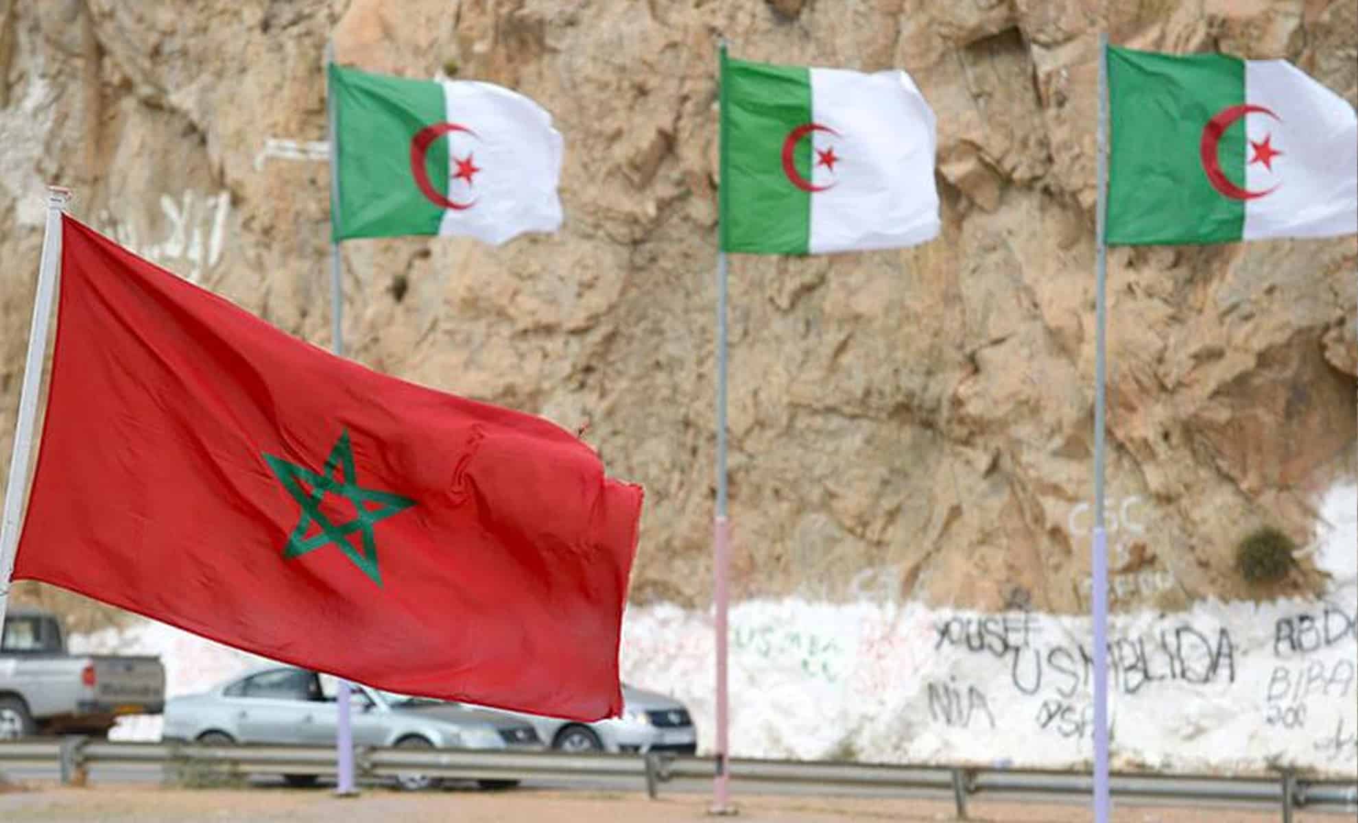 Drapeaux algérien et marocain flottant en face à face.