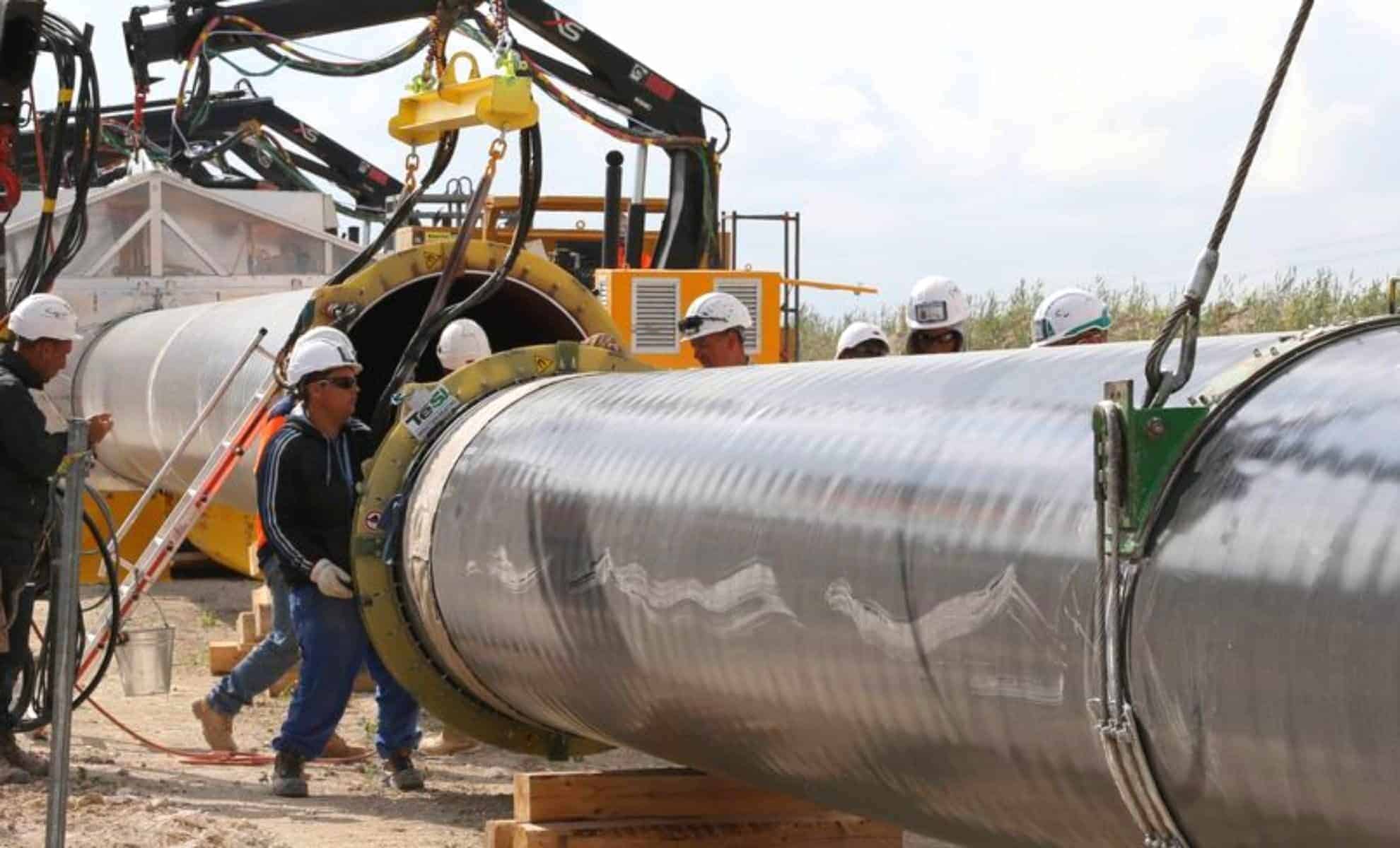 Travailleurs installant un pipeline de gaz en Algérie pour l'exportation vers l'Europe.