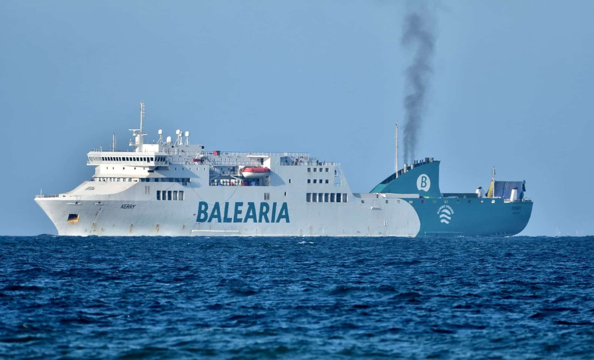 Ferry Balearia naviguant en mer, prêt pour la traversée vers l’Algérie.