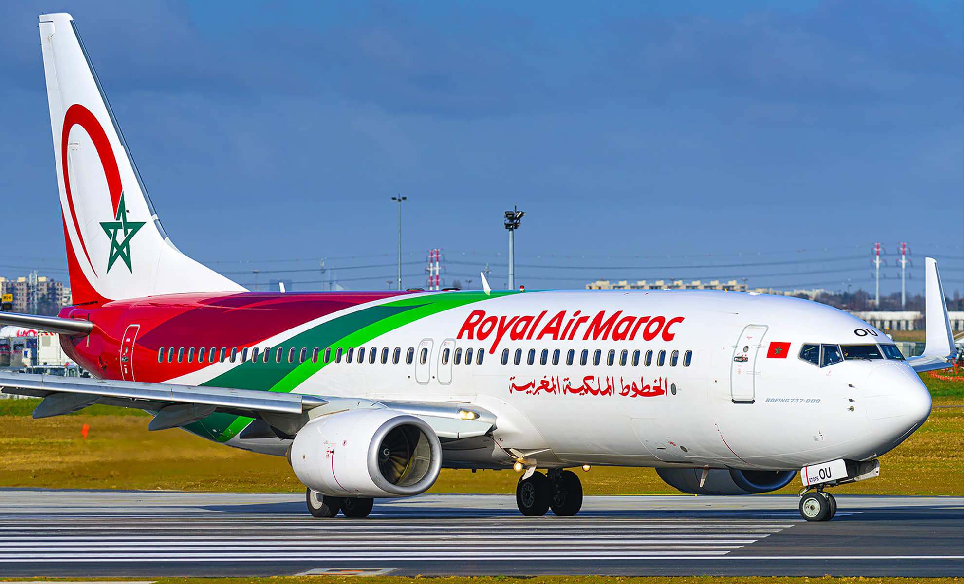 Avion Royal Air Maroc sur la piste d'atterrissage.