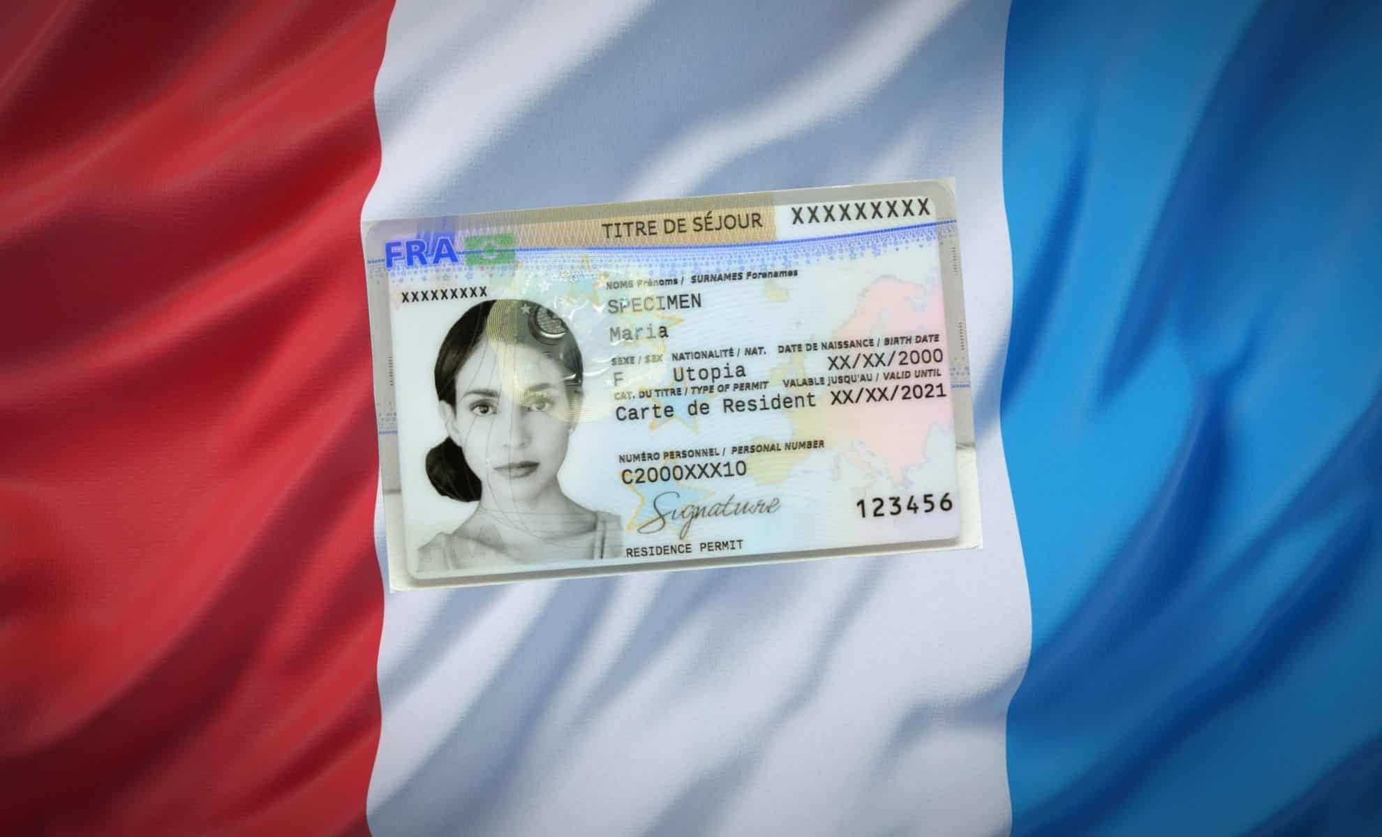 Certificat de résidence sur drapeau français, image pour Maghrebactu.