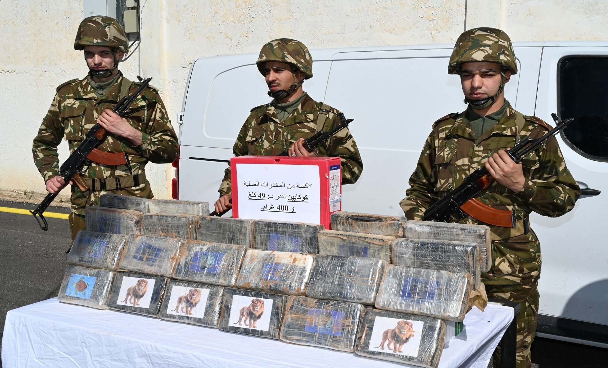Soldats algériens avec des sacs de drogue saisis lors d'une opération.