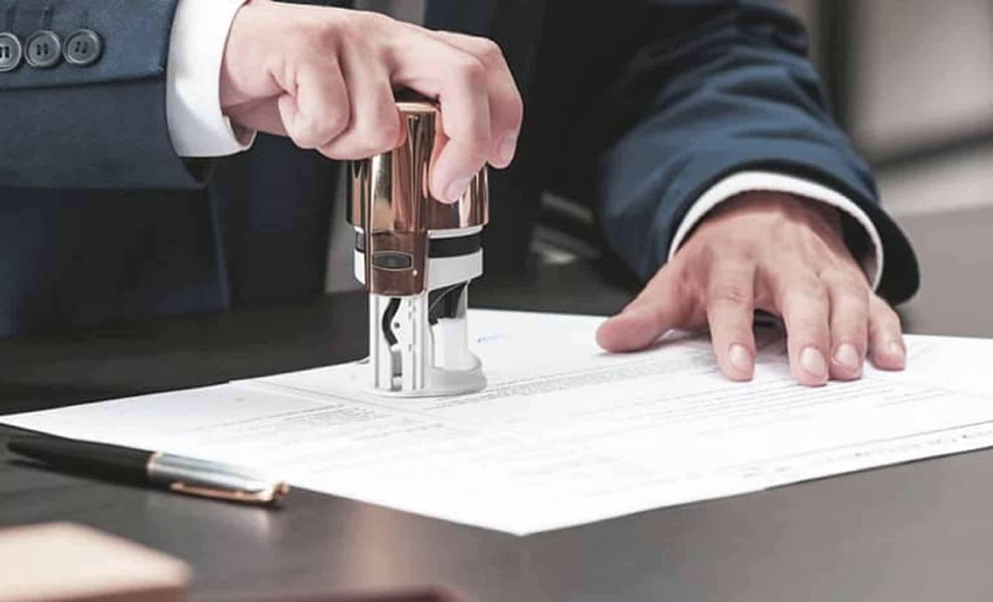 Signature officielle sur document pour authentification en ligne.
