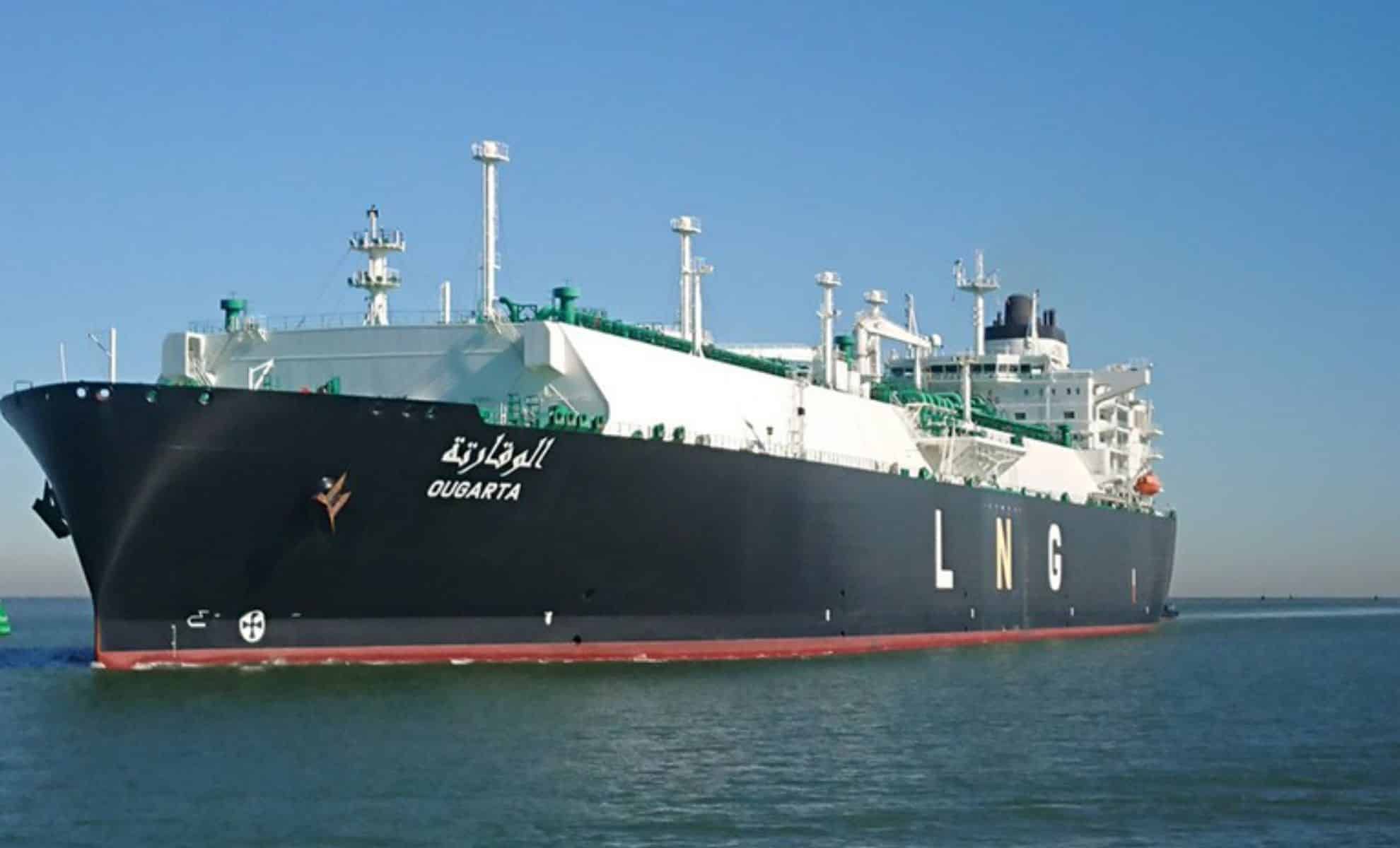 Navire de gaz naturel liquéfié en Algérie, transportant du GNL.
