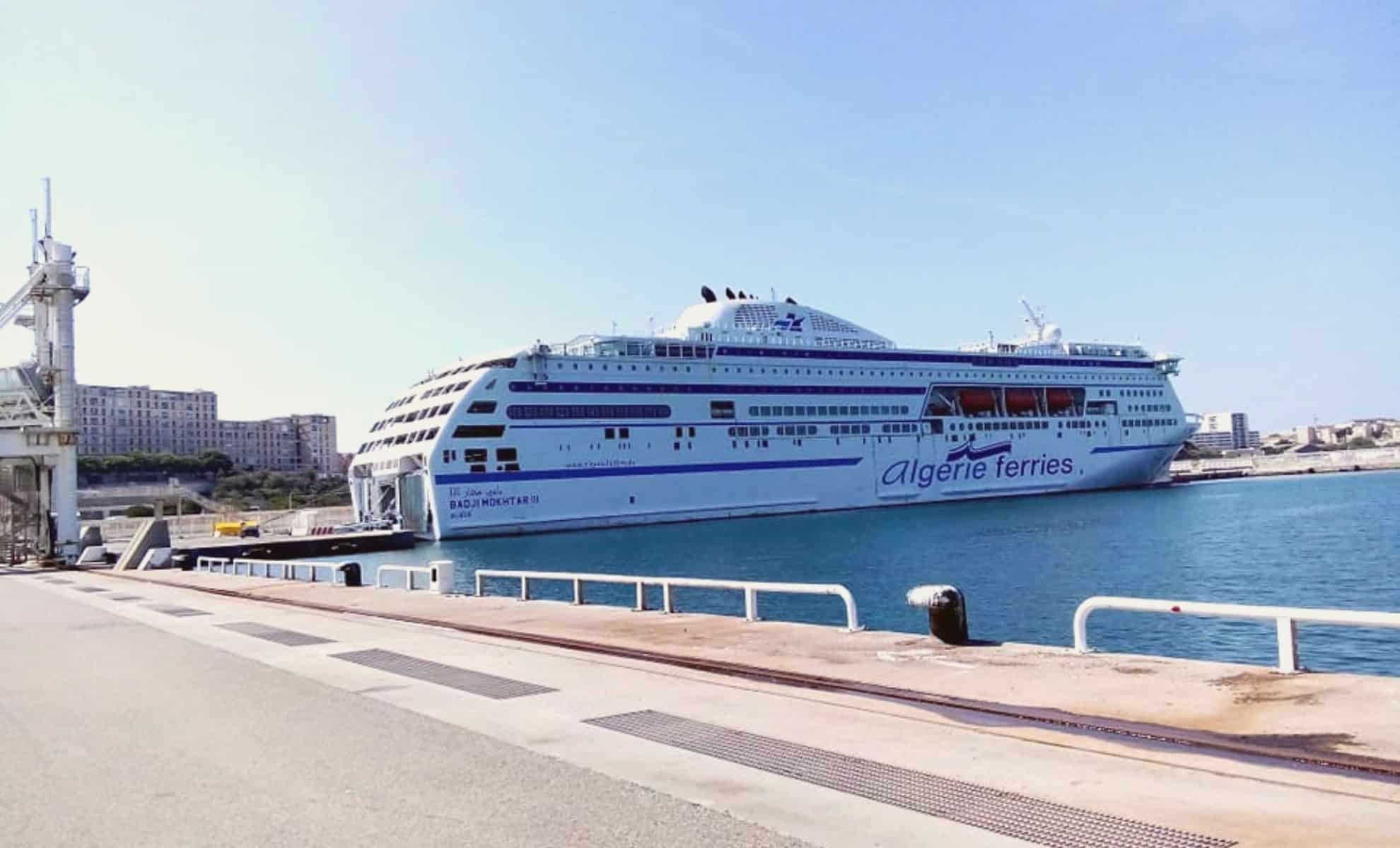 Ferry Algérie Ferries amarré au port avec vue sur la ville.