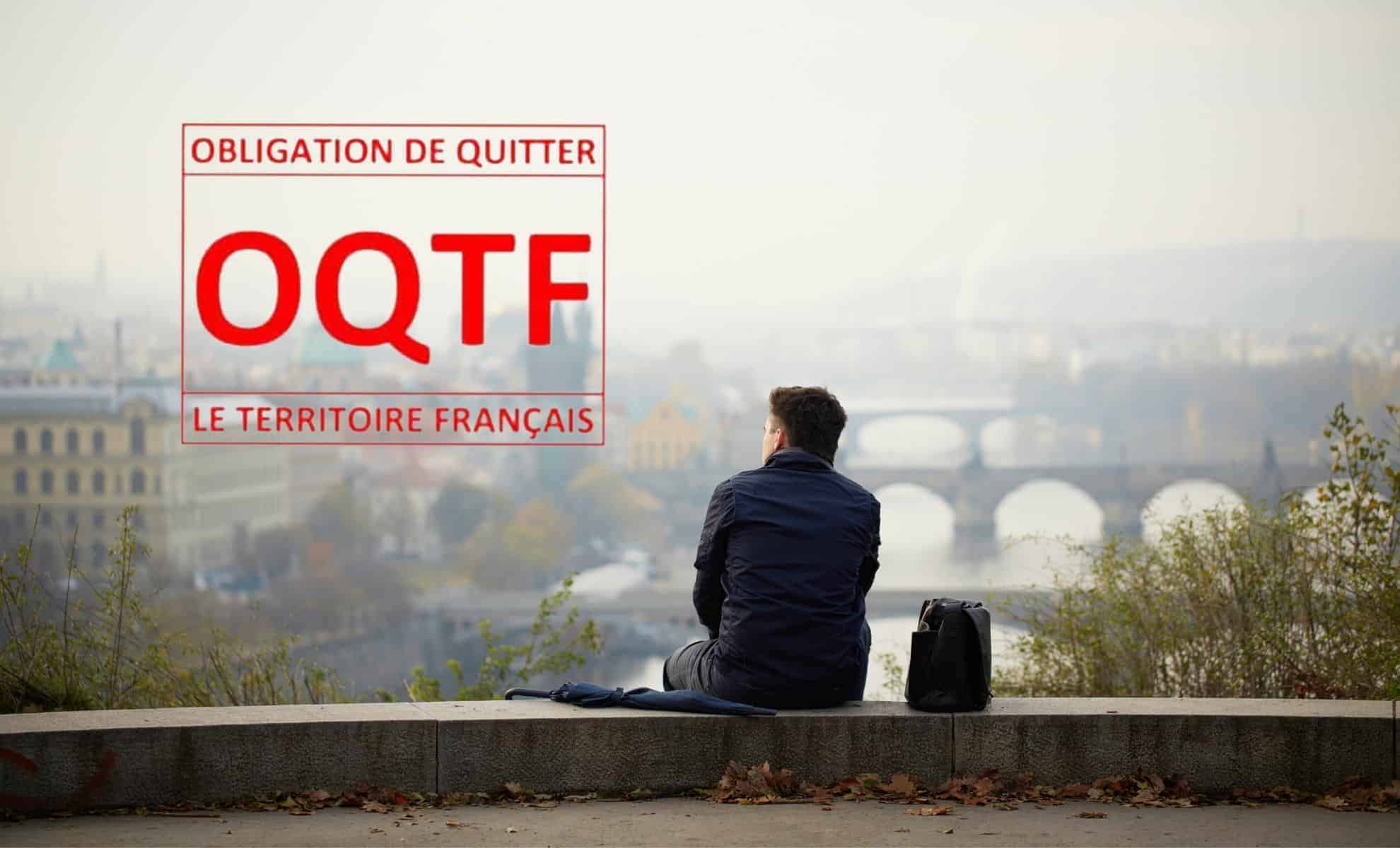 Homme seul regardant la ville depuis un pont en France.
