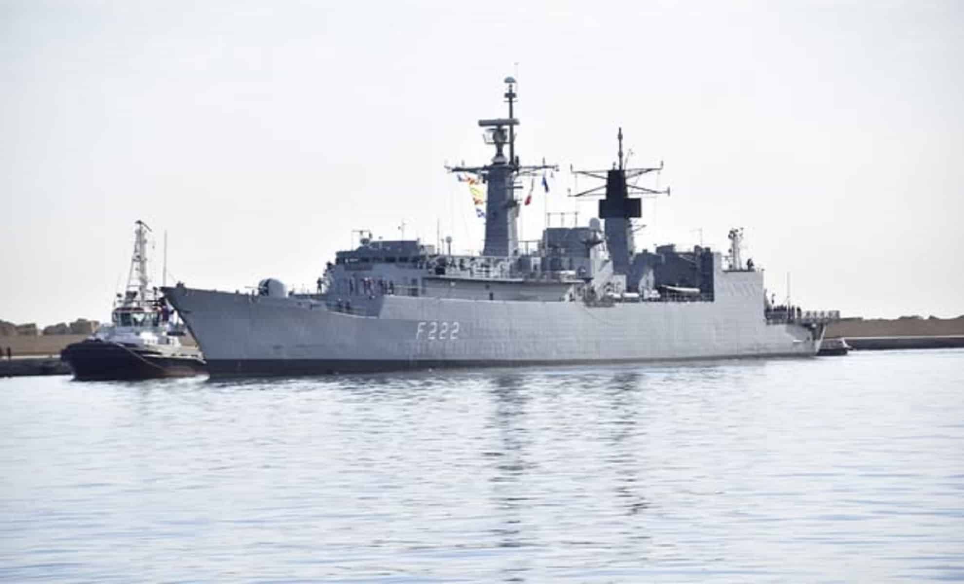 Fregate italienne F222 à Alger, symbole de coopération navale.